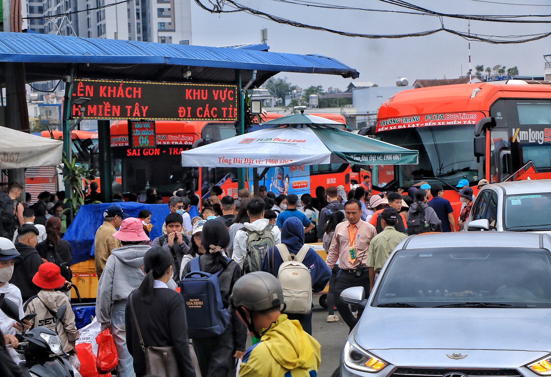 S&aacute;ng nay mới 24 th&aacute;ng chạp, đ&ocirc;ng nghẹt người đổ về miền T&acirc;y ăn tết sớm - Ảnh 1.