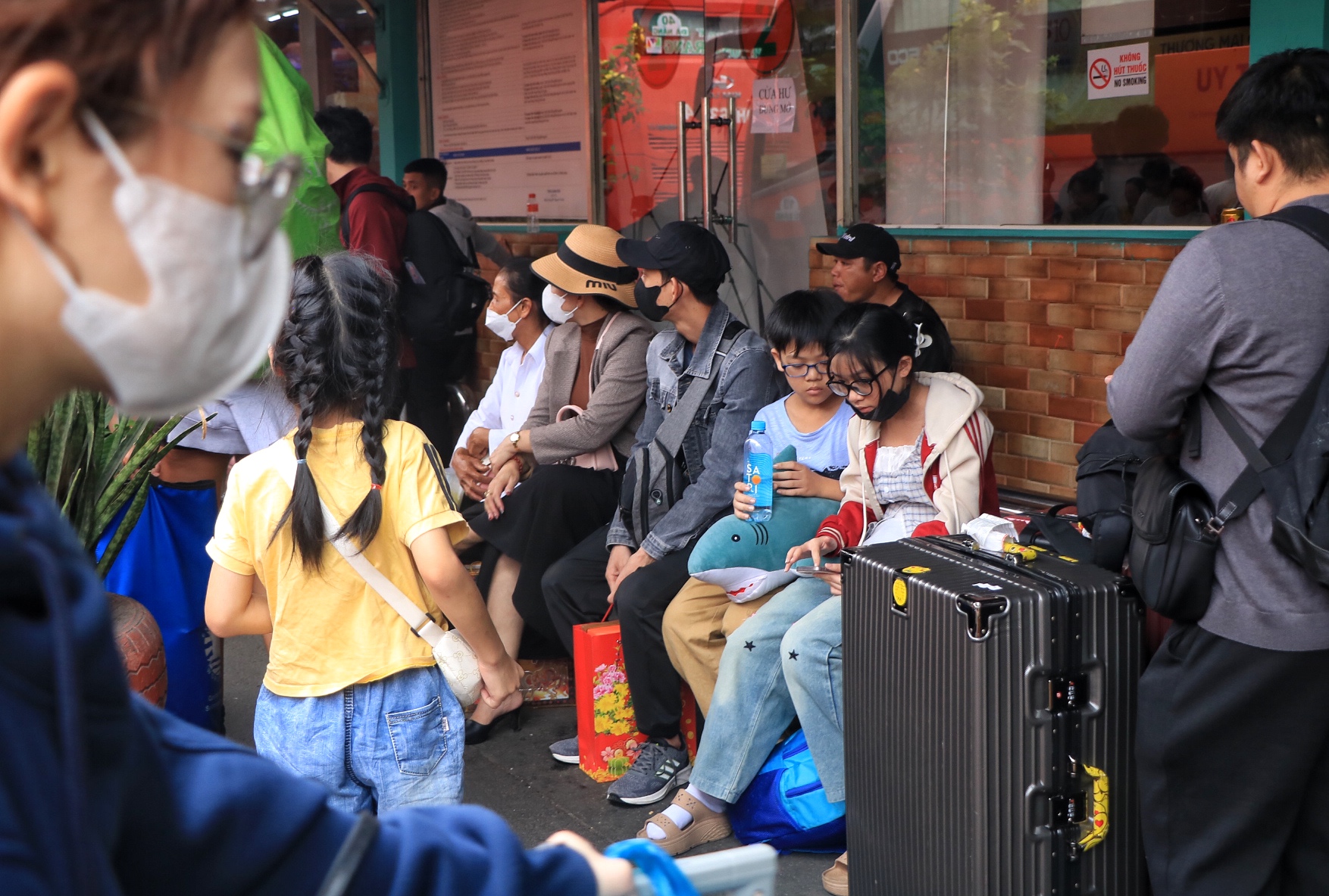 S&aacute;ng nay mới 24 th&aacute;ng chạp, đ&ocirc;ng nghẹt người đổ về miền T&acirc;y ăn tết sớm - Ảnh 9.