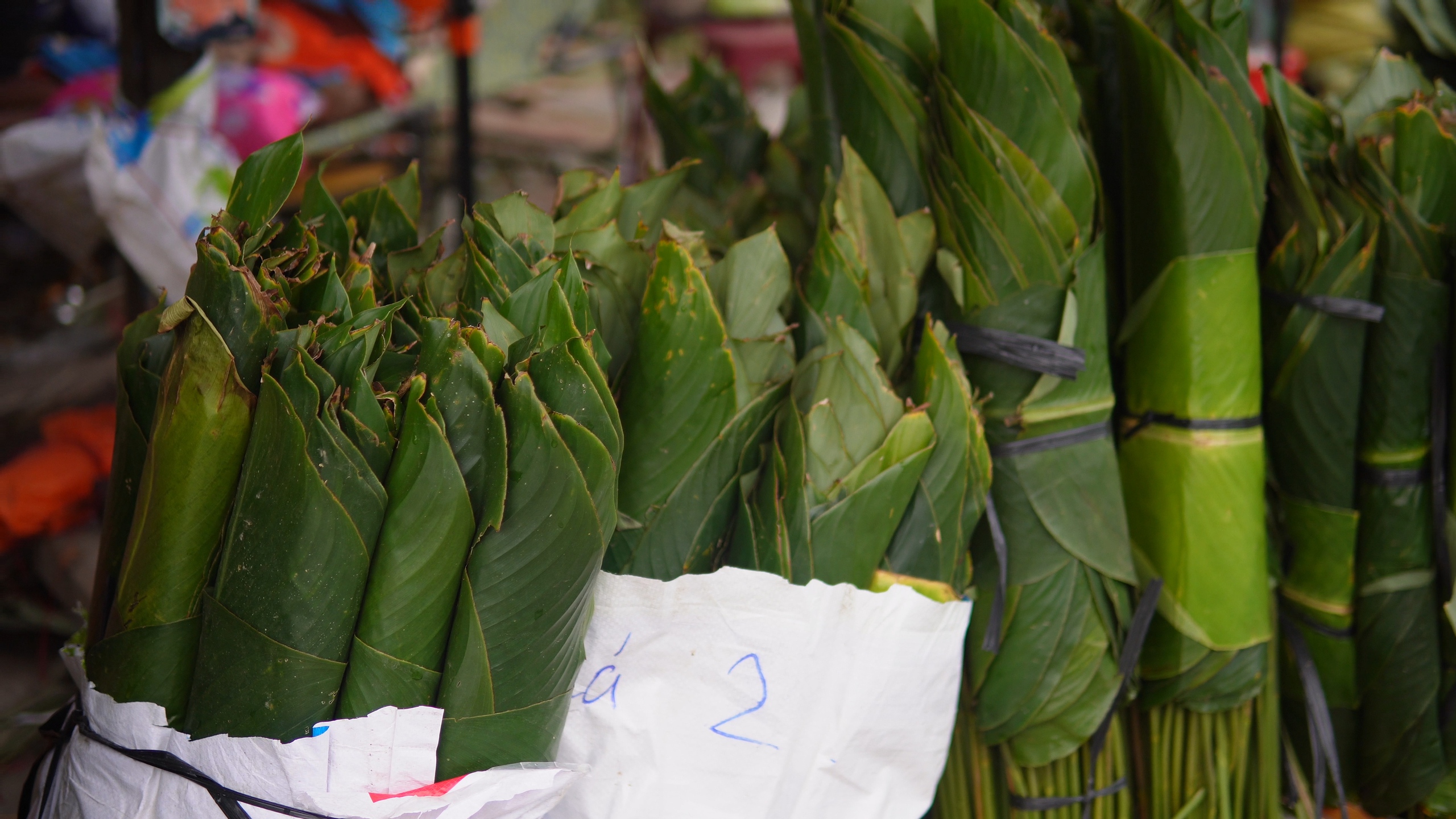 Chợ l&aacute; dong TP.HCM v&agrave;o ng&agrave;y cao điểm tết vẫn ế ẩm: &lsquo;Giờ n&agrave;y mọi năm 4-5 người b&aacute;n kh&ocirc;ng kịp&rsquo; - Ảnh 1.