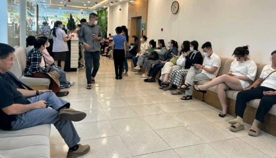 Đẹp tự nhi&ecirc;n hay 'tự nhi&ecirc;n' nhờ&hellip; ti&ecirc;m sốt x&igrave;nh xịch cận tết - Ảnh 1.