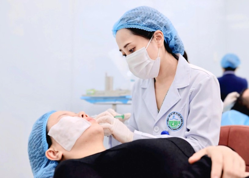 Đẹp tự nhi&ecirc;n hay 'tự nhi&ecirc;n' nhờ&hellip; ti&ecirc;m sốt x&igrave;nh xịch cận tết - Ảnh 2.