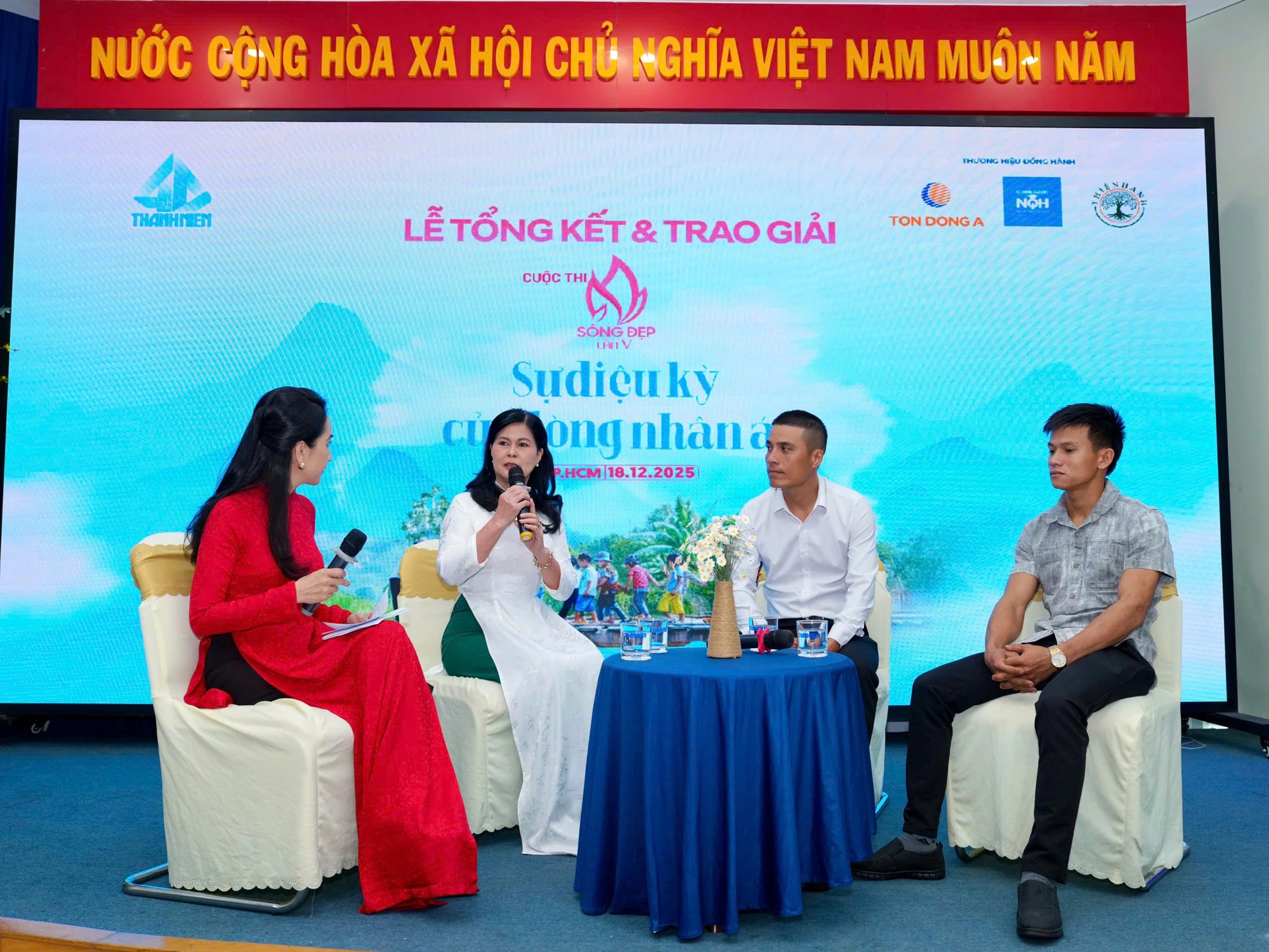 Thanh ni&ecirc;n liều m&igrave;nh cứu h&agrave;ng trăm người trong lũ dữ- Ảnh 1.