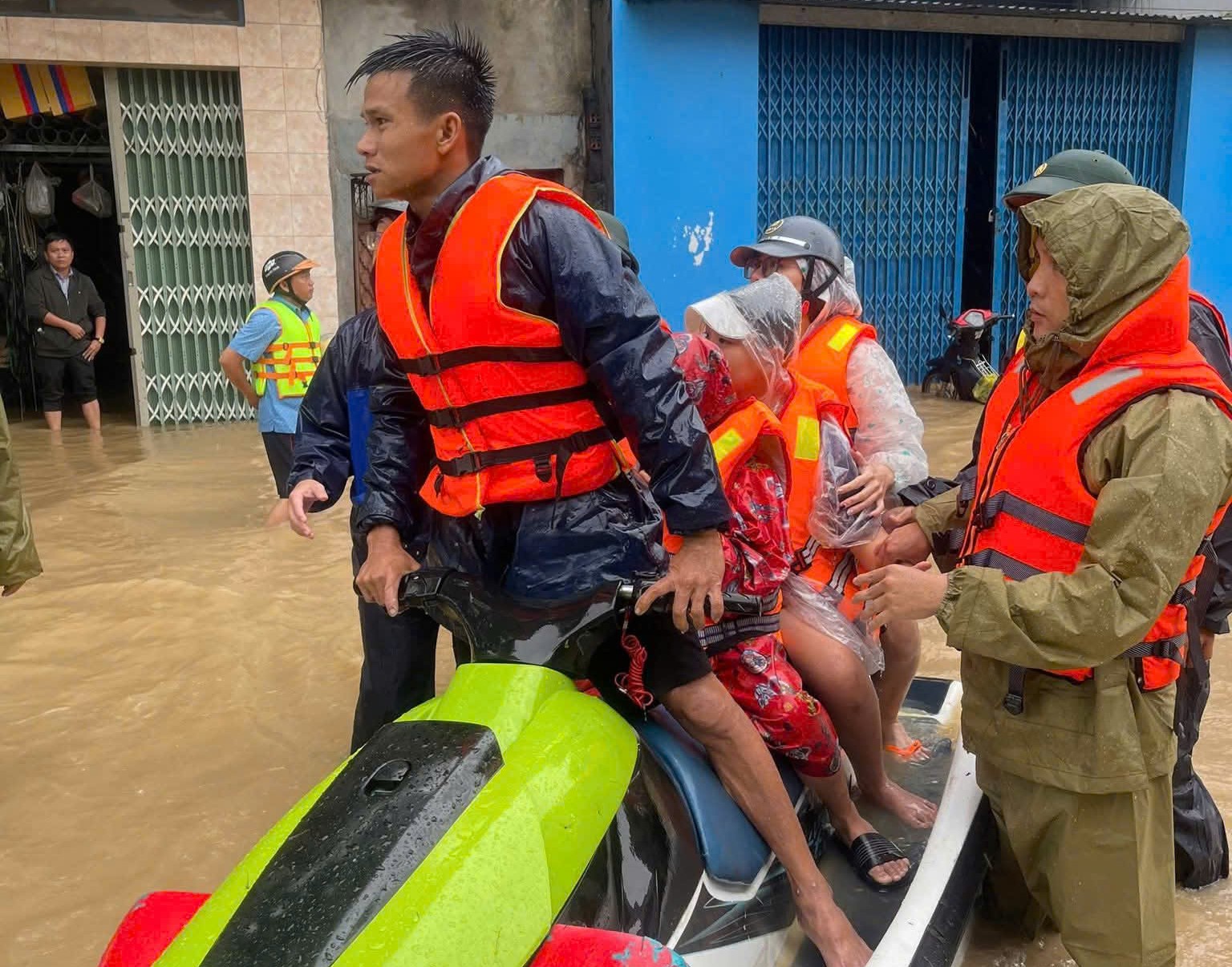 Thanh ni&ecirc;n liều m&igrave;nh cứu h&agrave;ng trăm người trong lũ dữ- Ảnh 2.