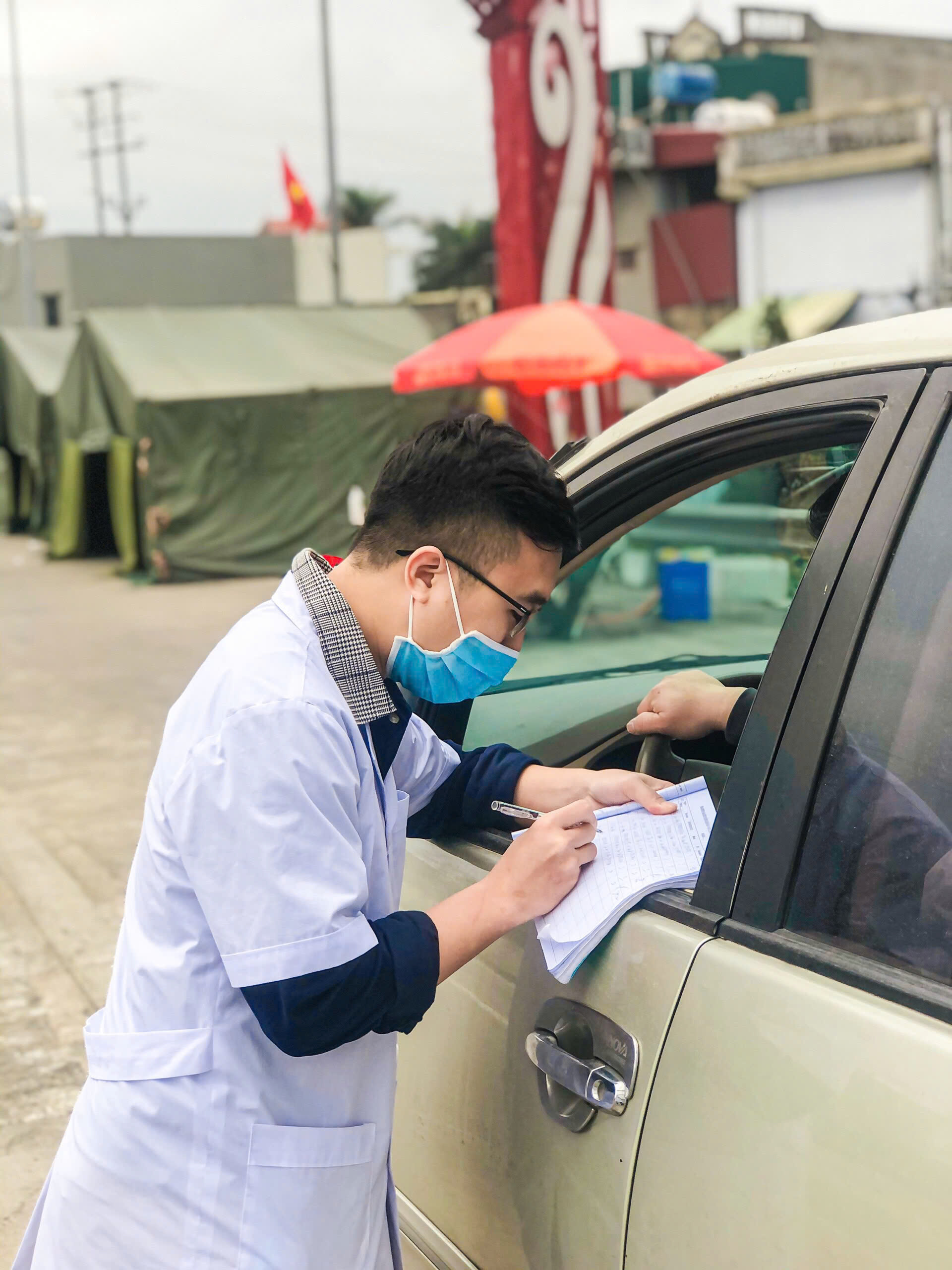 H&agrave;nh tr&igrave;nh gi&aacute;o dục của b&aacute;c sĩ trẻ Nguyễn Văn B&igrave;nh từ ước mơ đến thực tế - Ảnh 4.