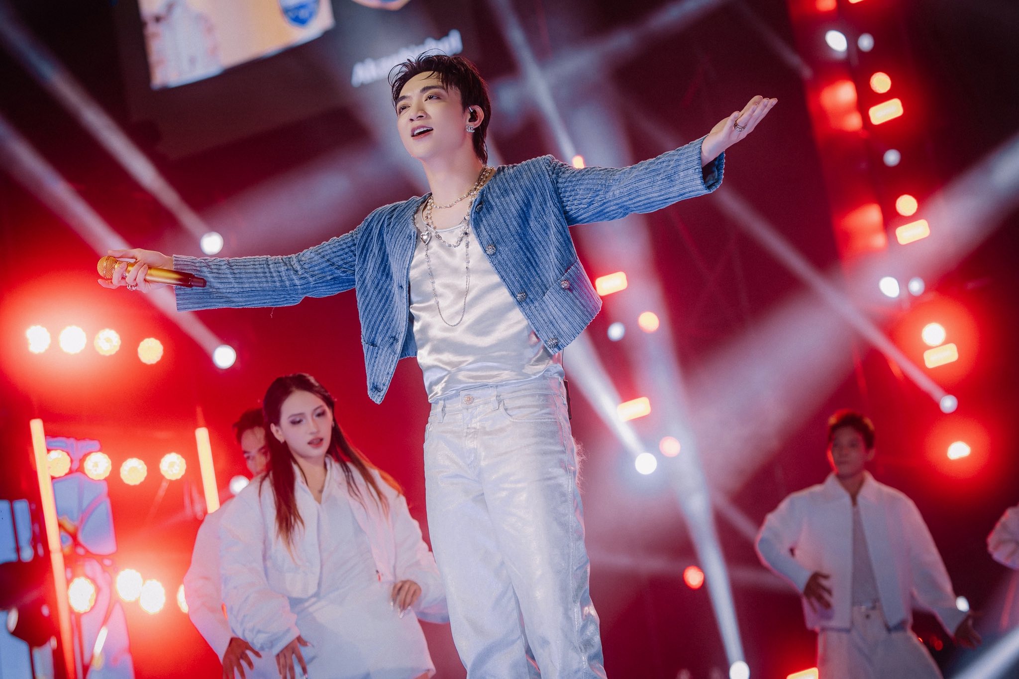 'Choáng váng' giá cát sê ca sĩ cuối năm - Ảnh 1.