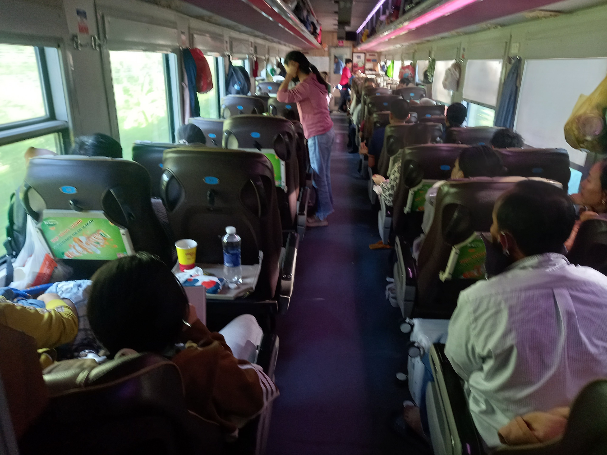 Tr&ecirc;n những chuyến t&agrave;u chở m&ugrave;a xu&acirc;n dịp cuối năm - Ảnh 1.