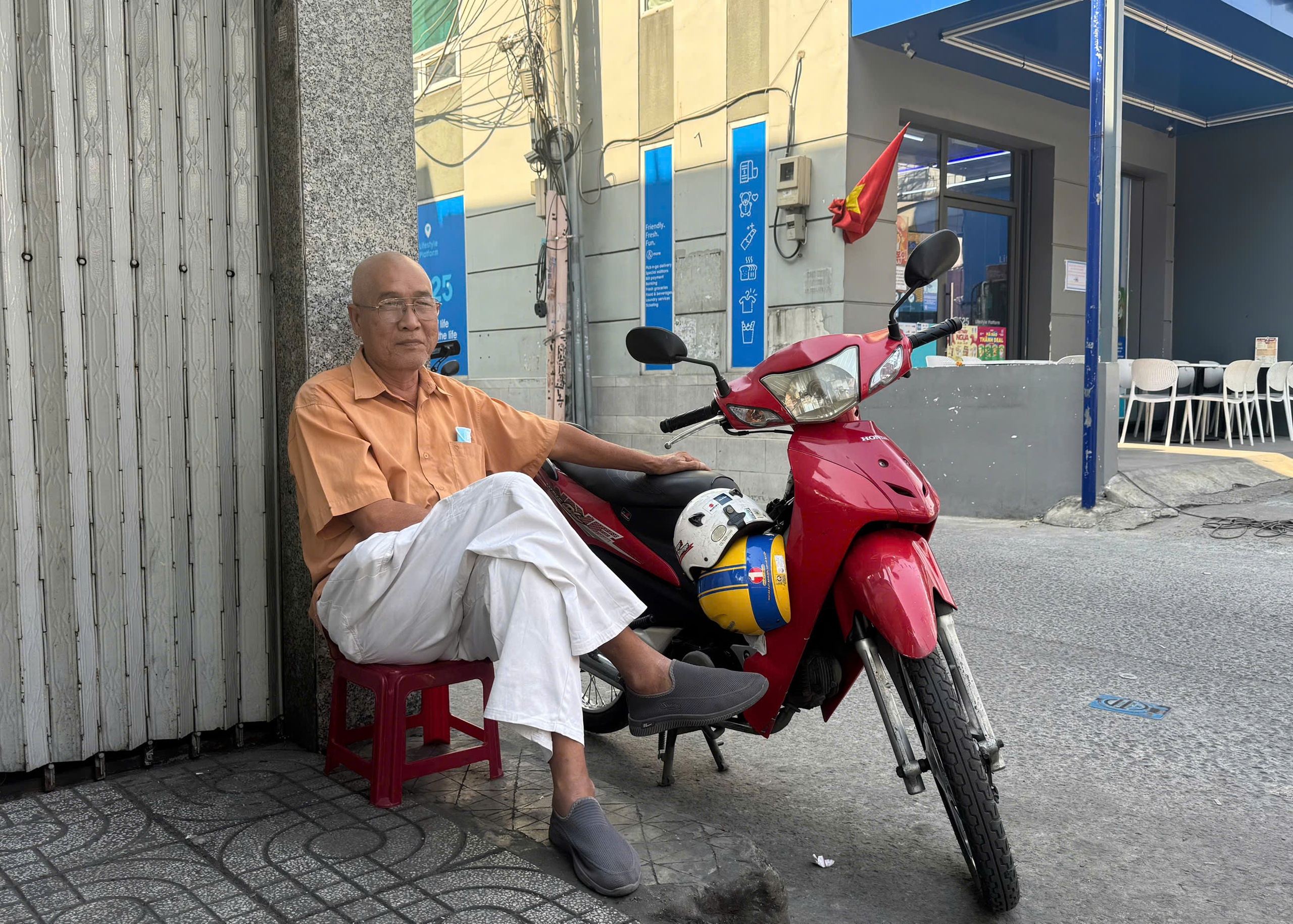 Xe ôm và 'bão' xe công nghệ ở TP.HCM: 'Già rồi, mắt kém, tay chậm'- Ảnh 1. Xe ôm và 'bão' xe công nghệ ở TP.HCM: 'Già rồi, mắt kém, tay chậm'- Ảnh 1.