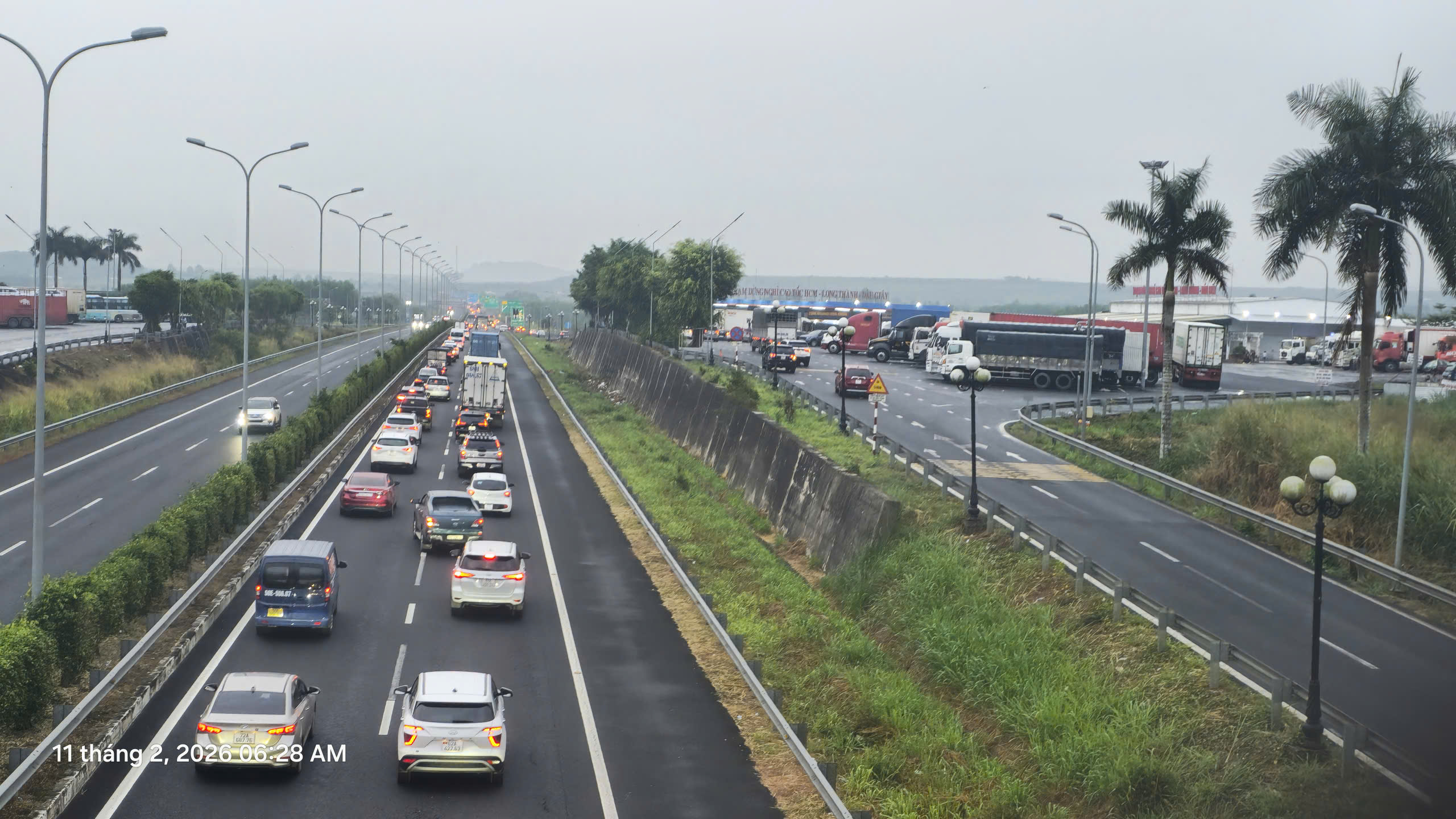 Kẹt xe cao tốc TP . HCM - Long Thành - Dầu Giây sáng sớm 24 tháng chạp 2026 - Ảnh 2.