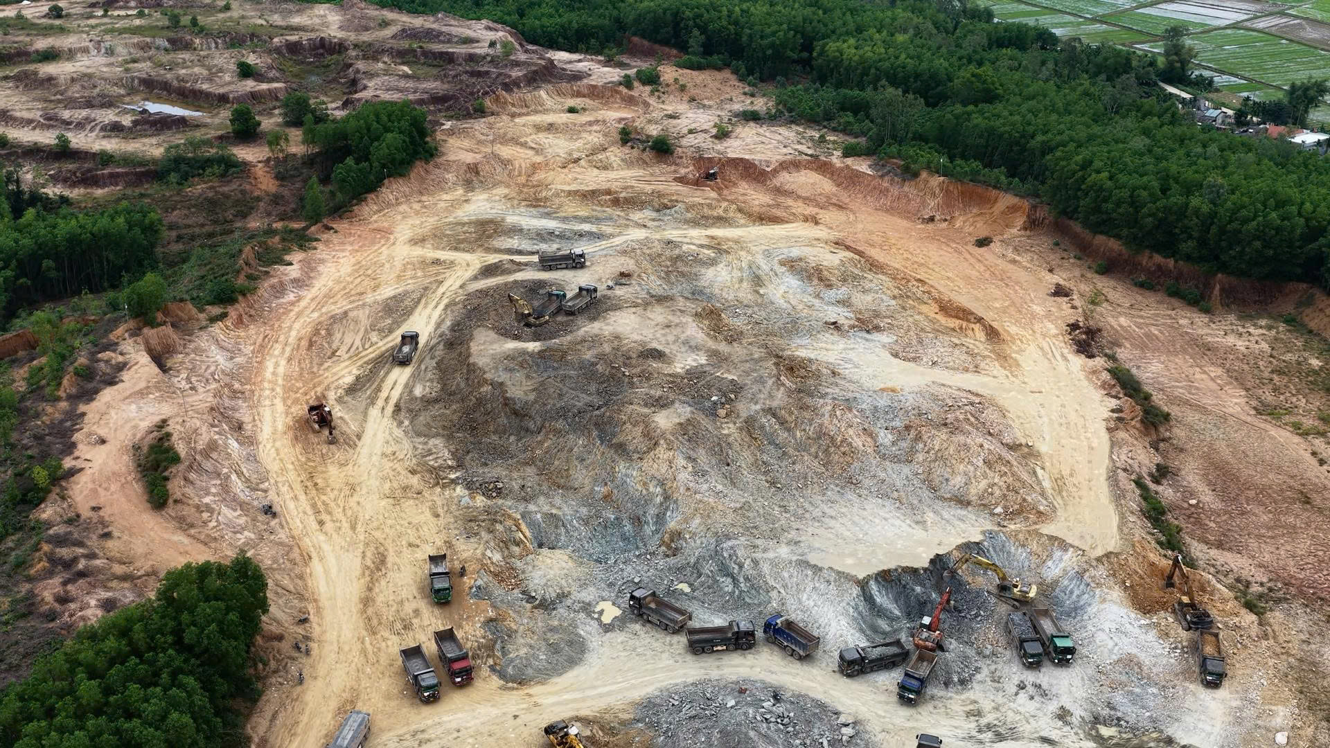 Quảng Ngãi: Công an vào cuộc vụ khai thác khoáng sản tại mỏ đất núi Lệ Thủy- Ảnh 2.