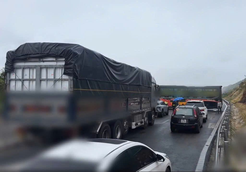 Xe khách tông dải phân cách, cao tốc Cam Lâm - Vĩnh Hảo ùn tắc cục bộ- Ảnh 1.