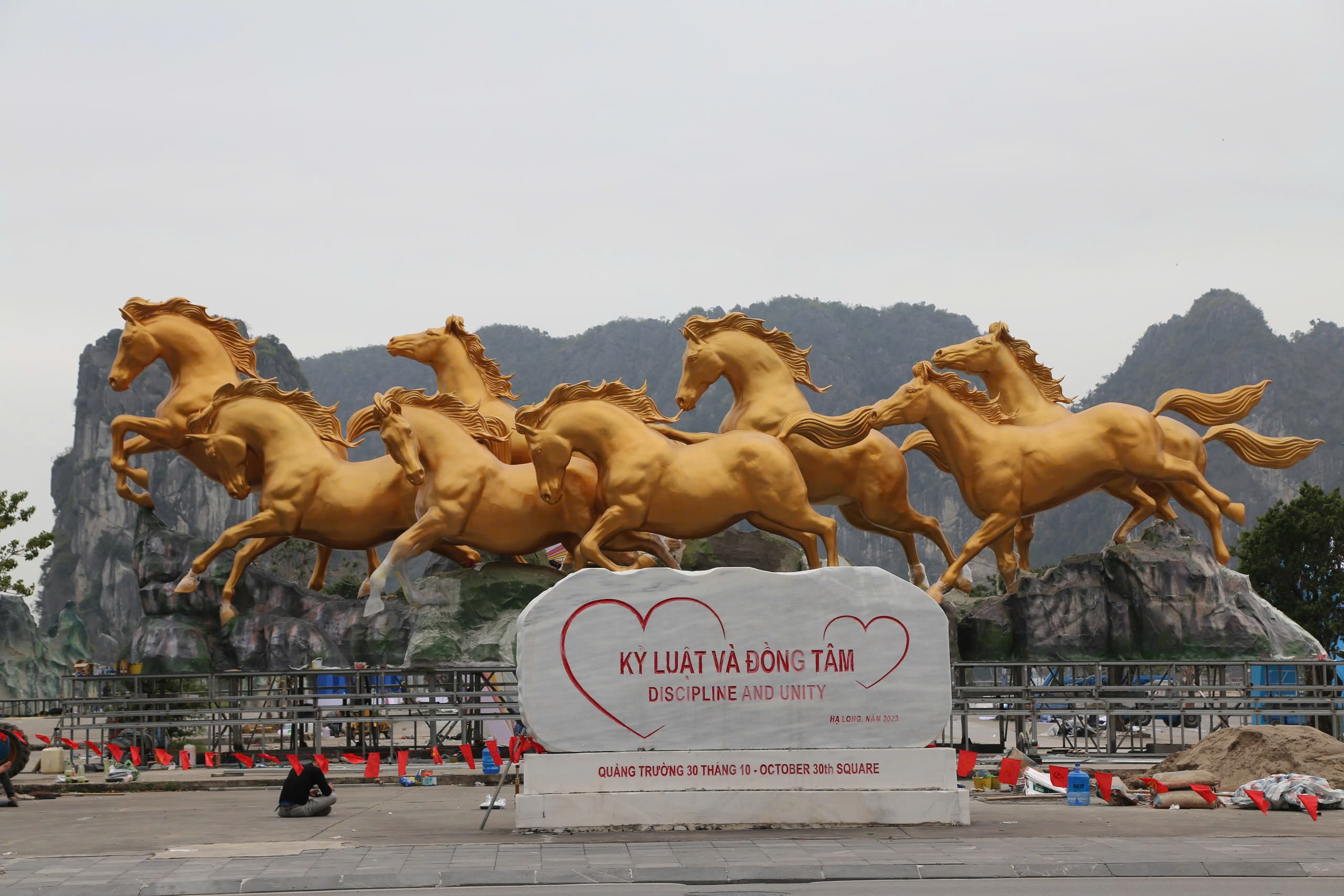 Linh vật B&aacute;t M&atilde; tung v&oacute; b&ecirc;n vịnh Hạ Long đ&oacute;n xu&acirc;n B&iacute;nh Ngọ  - Ảnh 1.