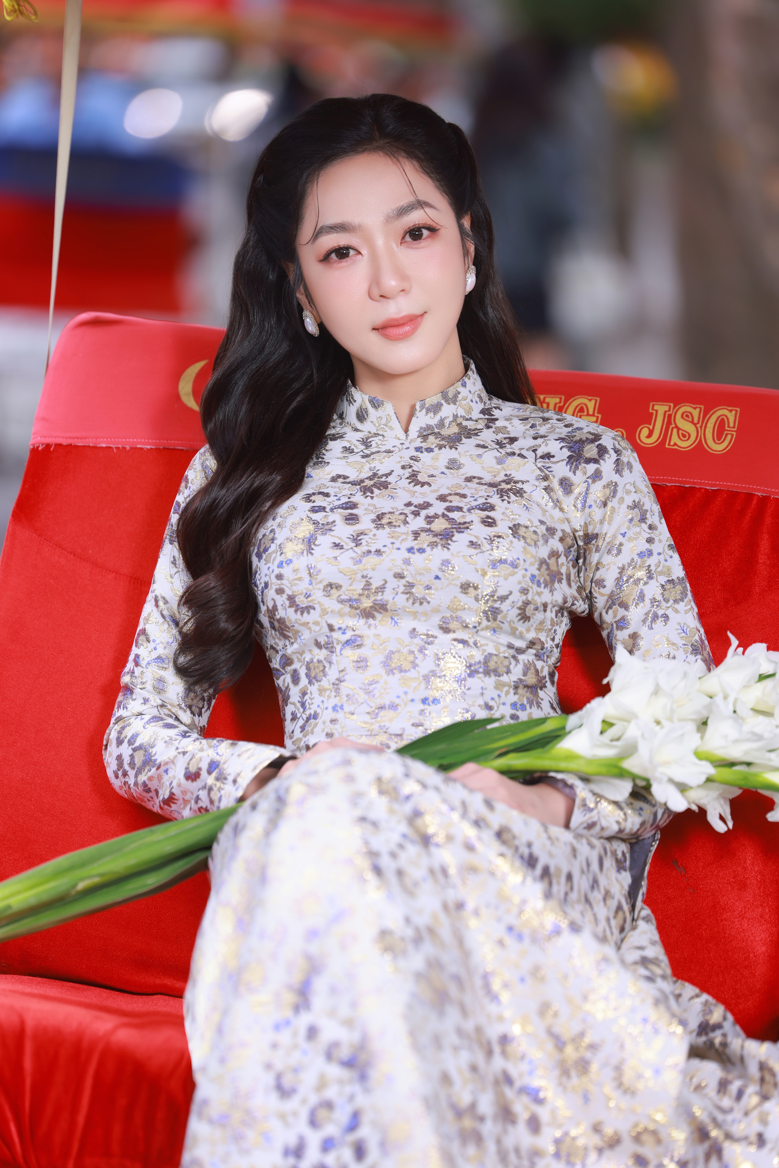 Hà Thanh Xuân hóa ‘nàng thơ’, khoe nhan sắc ở tuổi 38 - Ảnh 1.