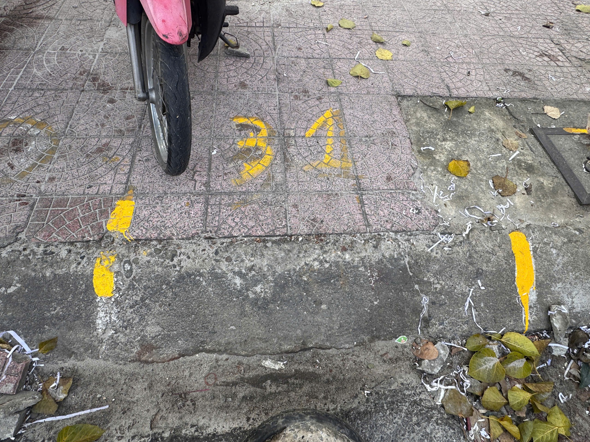 Thu 1 triệu đồng mỗi ô trên vỉa hè ở khu vực chợ tết Đồng Hới?- Ảnh 1.