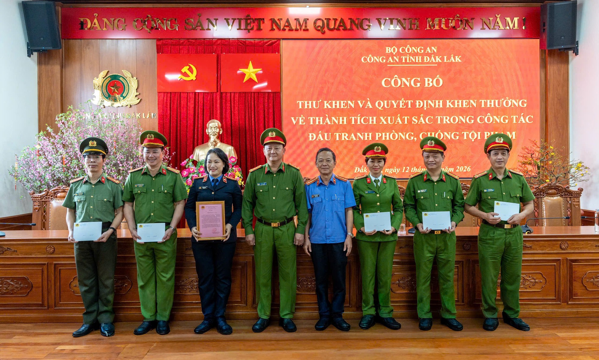 Công an tỉnh Đắk Lắk nhận thư khen triệt phá đường dây lừa đảo 1.270 tỉ đồng- Ảnh 1.