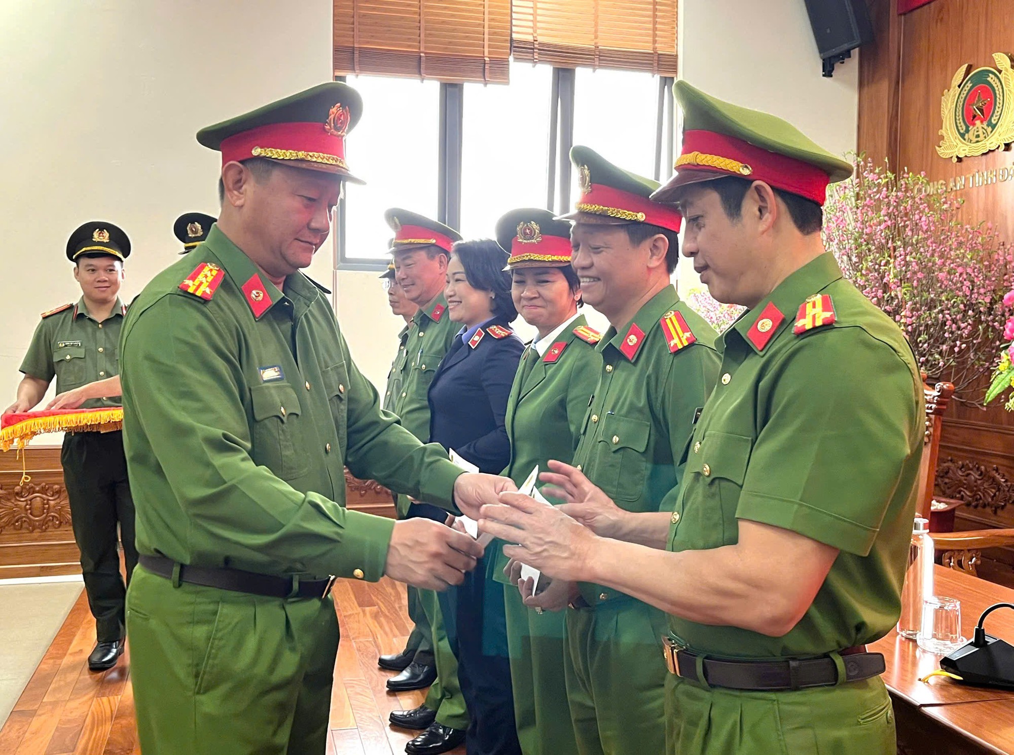 Công an tỉnh Đắk Lắk nhận thư khen triệt phá đường dây lừa đảo 1.270 tỉ đồng- Ảnh 2.