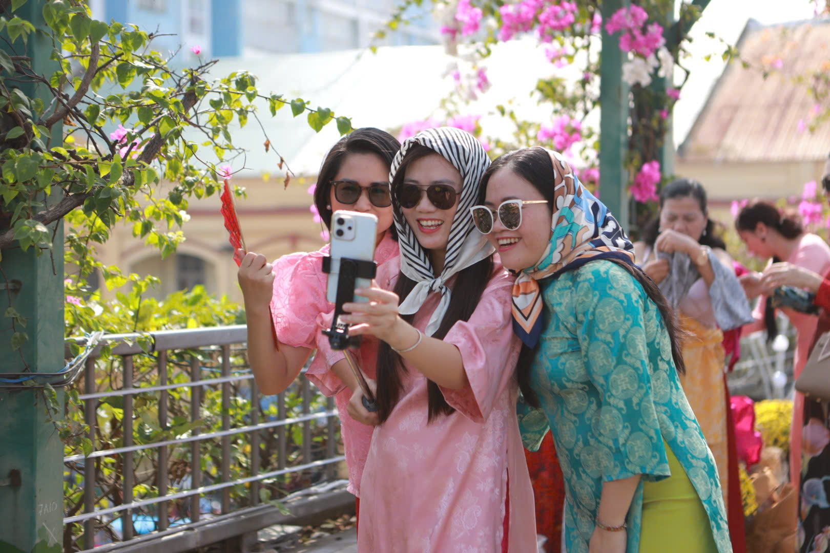 Người dân nô nức check-in chợ hoa Bến Bình Đông trước giờ khai hội  - Ảnh 3.