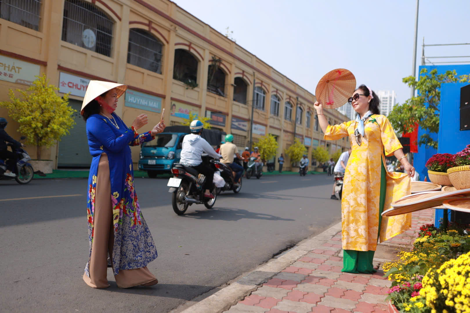 Người dân nô nức check-in chợ hoa Bến Bình Đông trước giờ khai hội  - Ảnh 6.