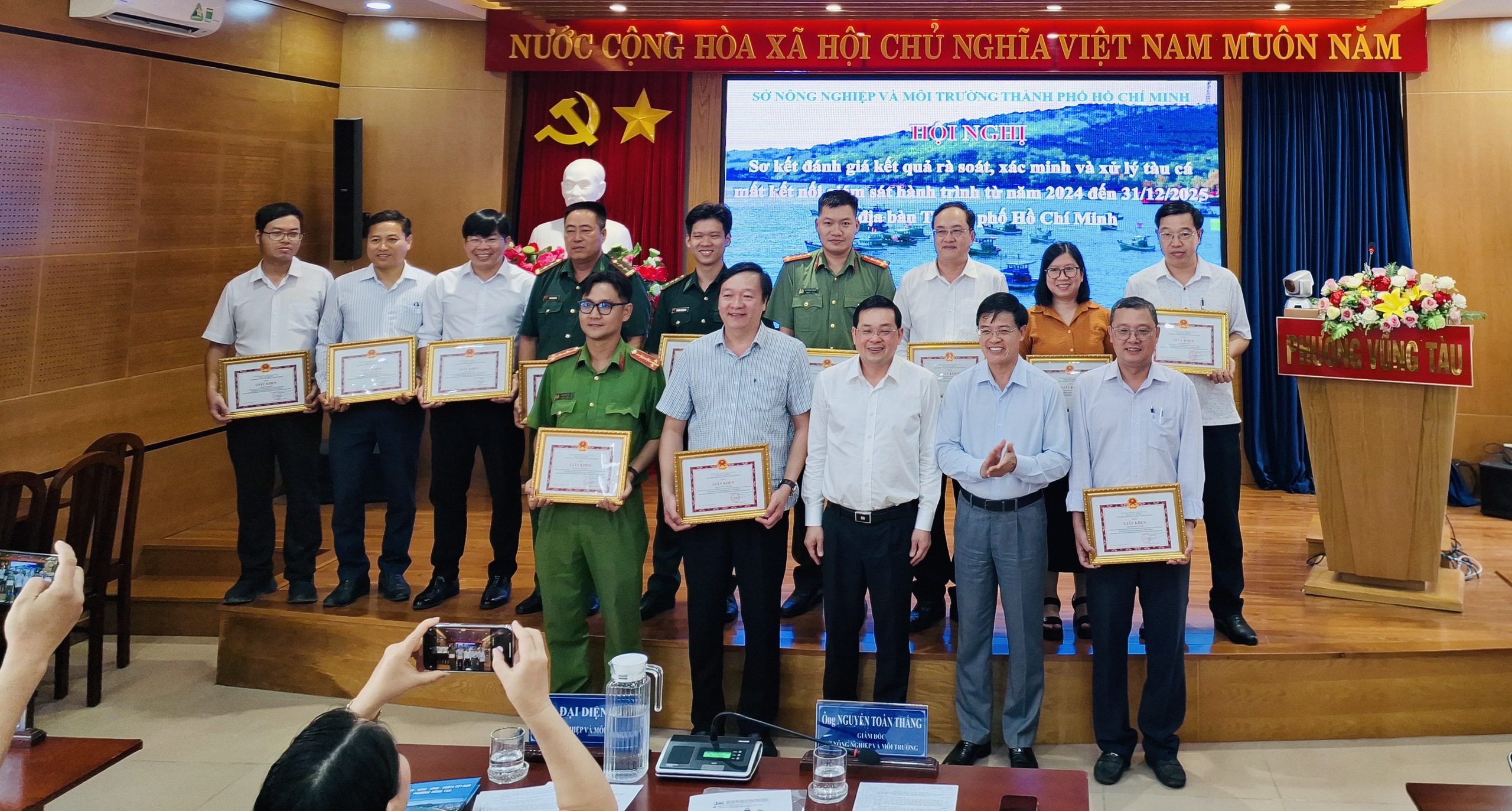 Xử lý 830 tàu cá khai thác thủy sản bất hợp pháp, không báo cáo- Ảnh 1.