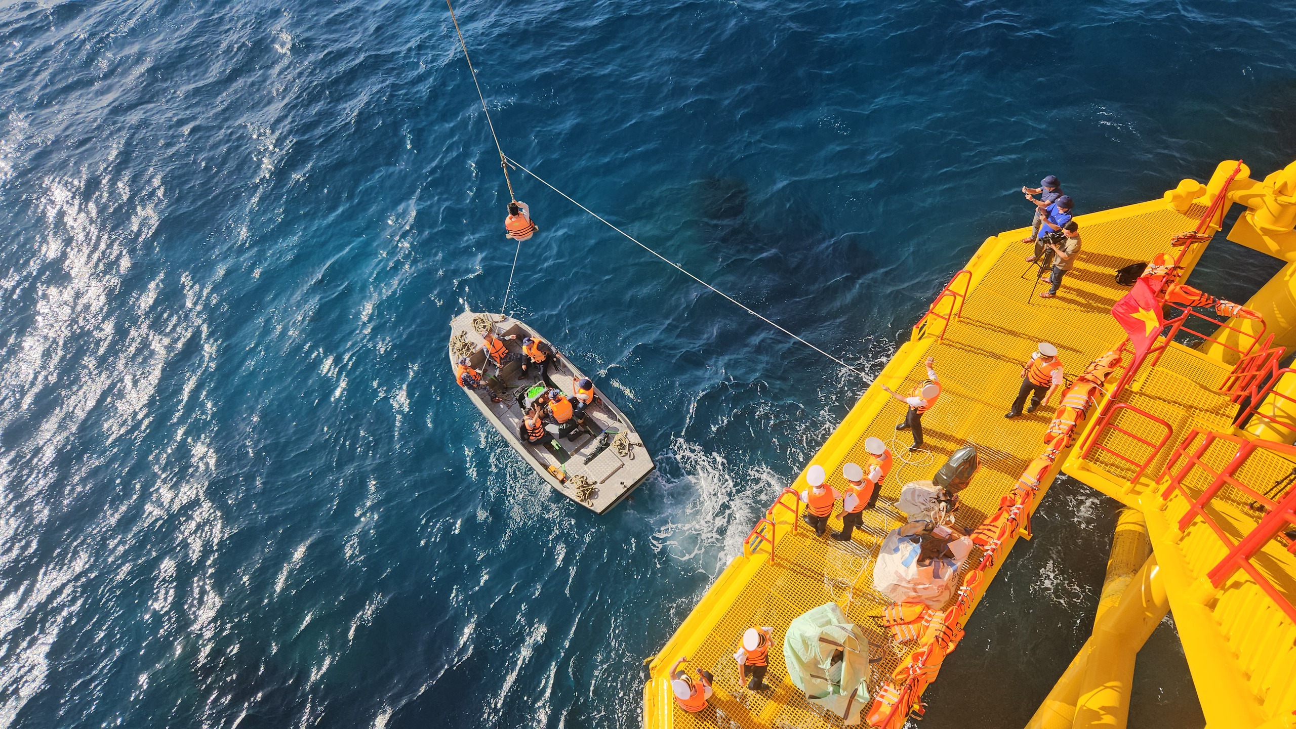 Trải nghiệm đu dây lên nhà giàn DK1 giữa biển khơi đầy phấn khích năm 2026 - Ảnh 17.