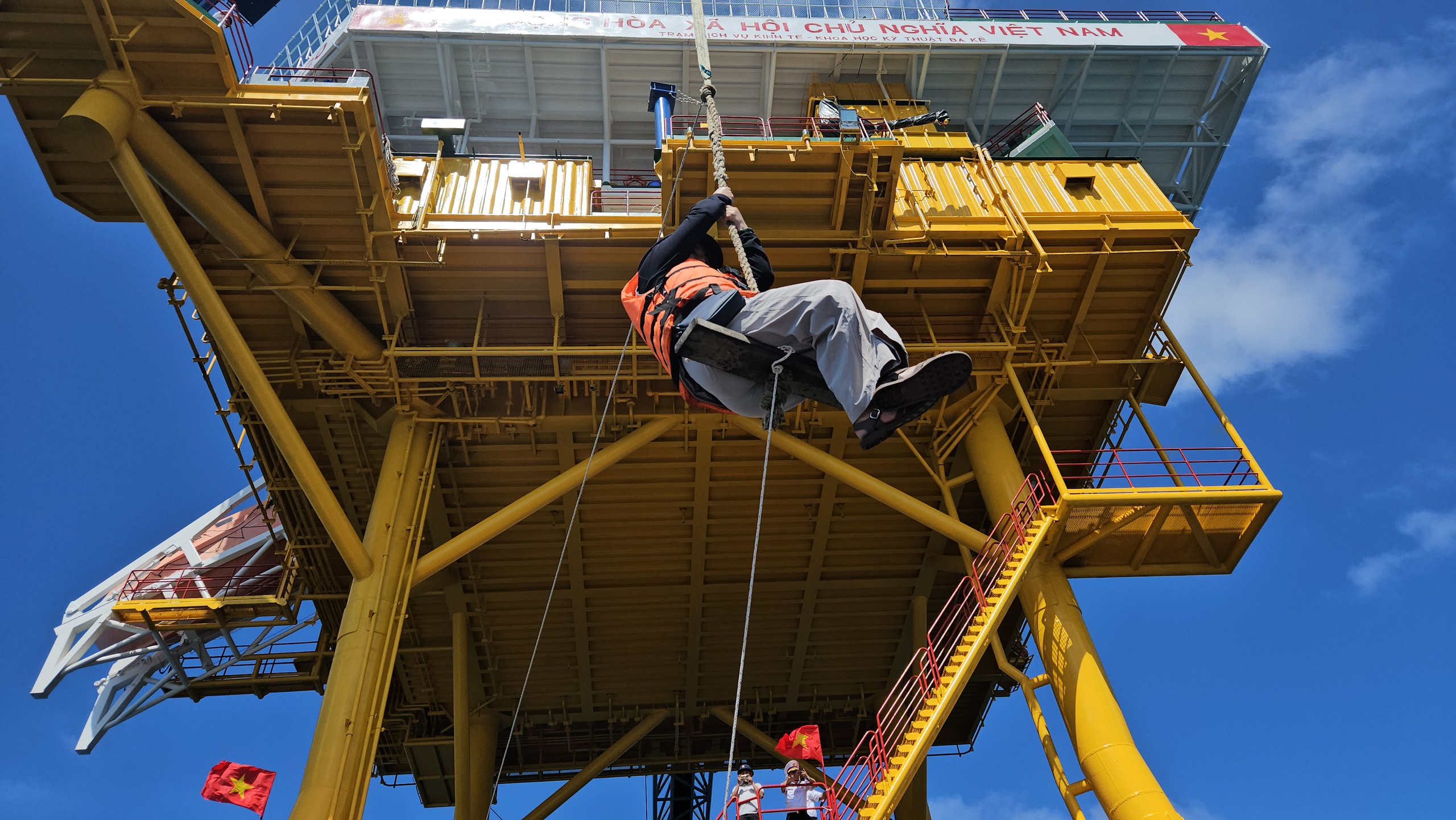 Trải nghiệm đu dây lên nhà giàn DK1 giữa biển khơi đầy phấn khích năm 2026 - Ảnh 9.