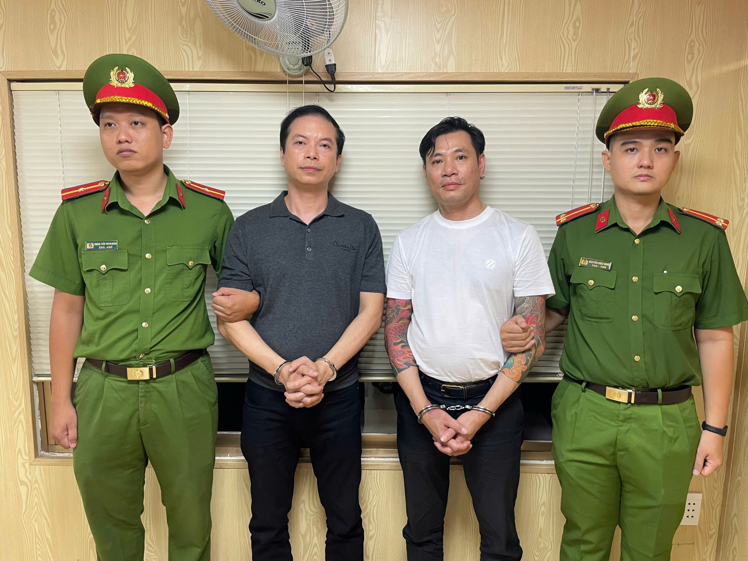 Bắt khẩn cấp người đàn ông lái Bently hung hăng sau va chạm giao thông - Ảnh 1.