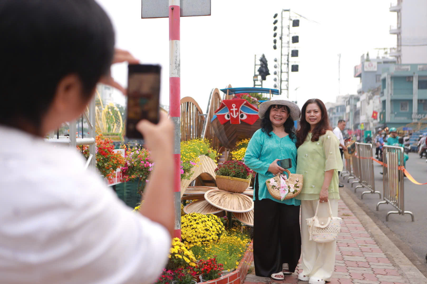 Người dân nô nức check-in chợ hoa Bến Bình Đông trước giờ khai hội  - Ảnh 4.