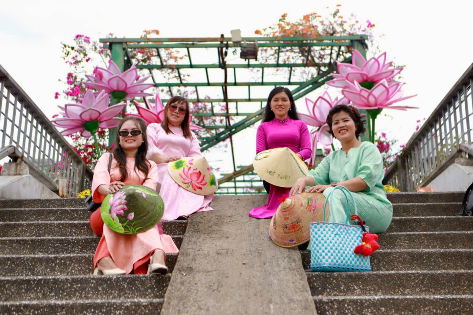 Người dân nô nức check-in chợ hoa Bến Bình Đông trước giờ khai hội  - Ảnh 7.