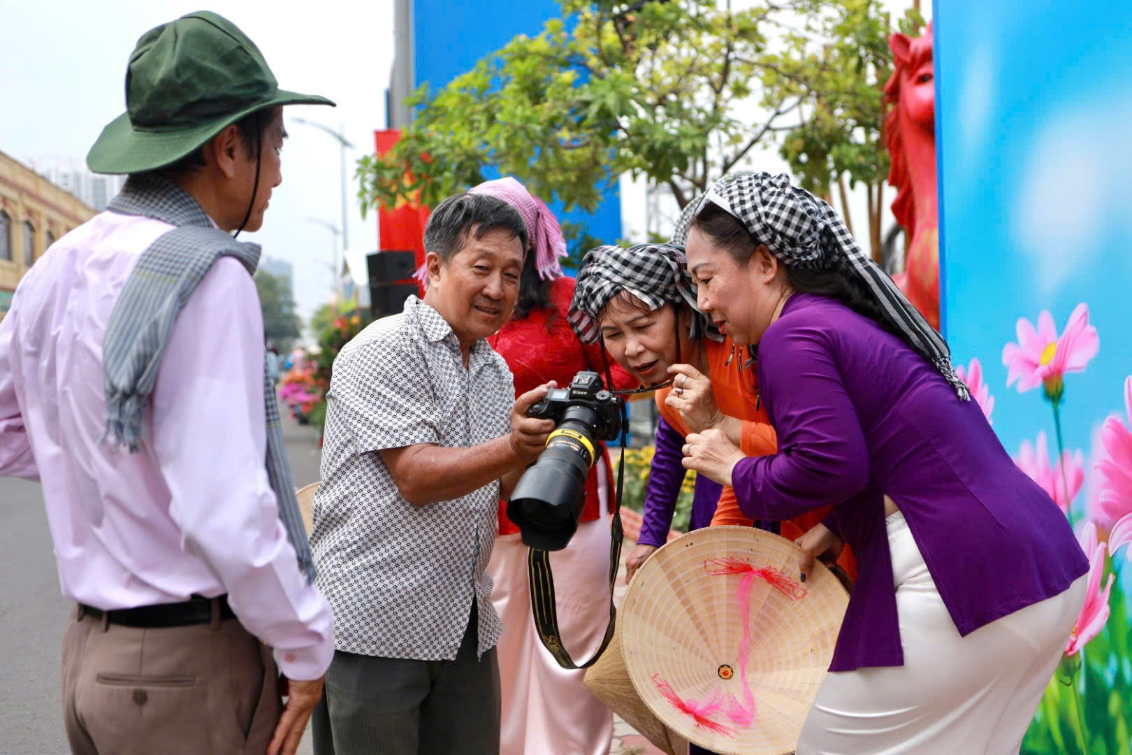 Người dân nô nức check-in chợ hoa Bến Bình Đông trước giờ khai hội  - Ảnh 10.