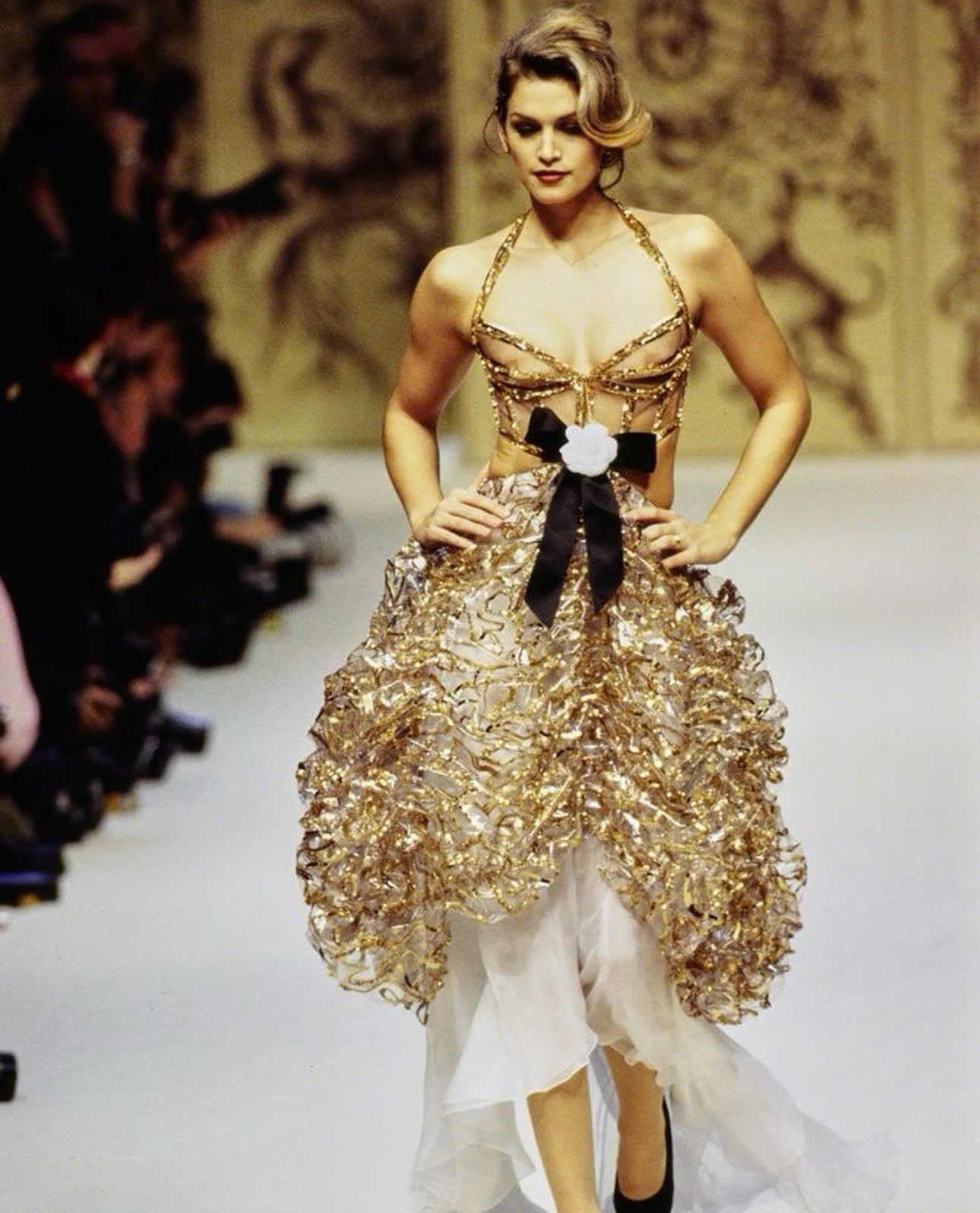 Siêu mẫu Cindy Crawford từng bị coi thường vì bỏ đại học theo nghề người mẫu - Ảnh 2.