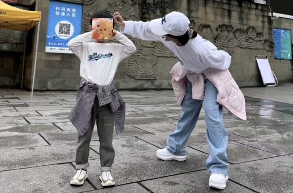 Triệu Lệ Dĩnh bị nghi 'dựa hơi' con trai để đánh bóng tên tuổi? - Ảnh 2.