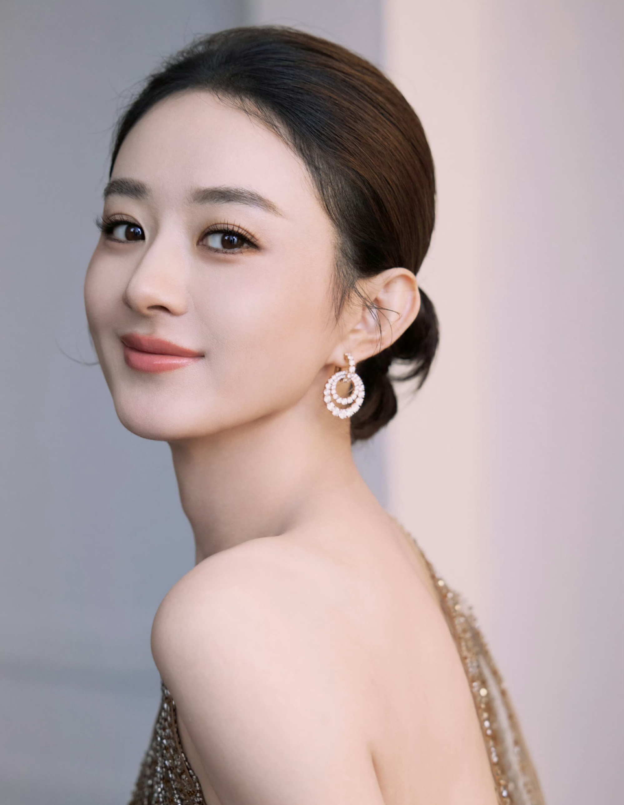 Triệu Lệ Dĩnh bị nghi 'dựa hơi' con trai để đánh bóng tên tuổi? - Ảnh 3.