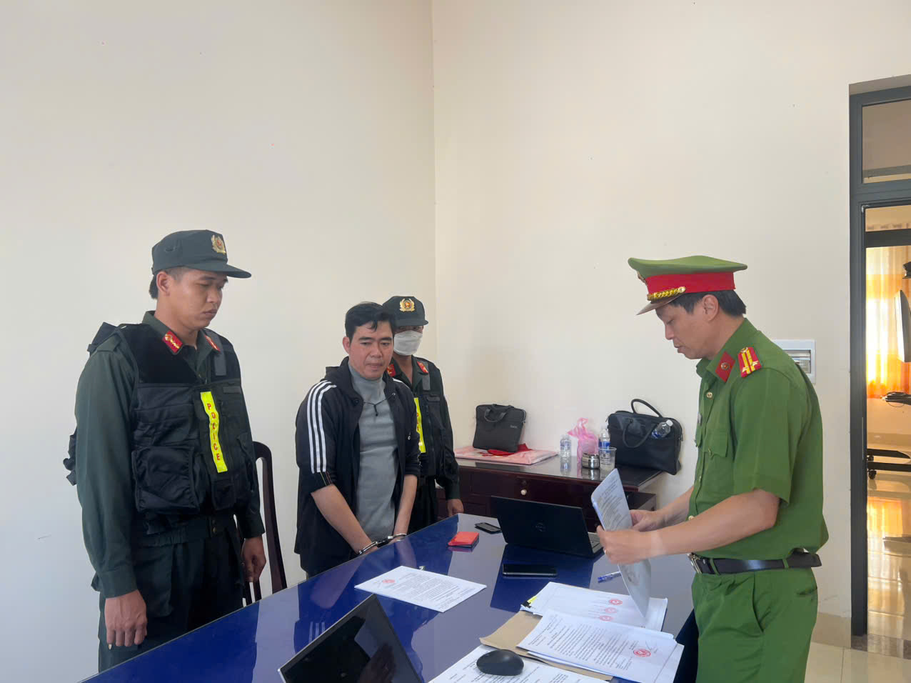 Cần Thơ: Bắt thêm 2 bị can bán thịt nhiễm dịch tả heo châu phi ở chợ - Ảnh 1.