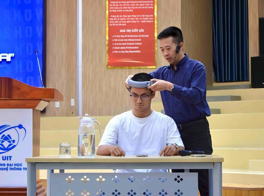 Từ học sinh trường dân lập đầu tiên Việt Nam đến tiến sĩ Anh quốc - Ảnh 1.