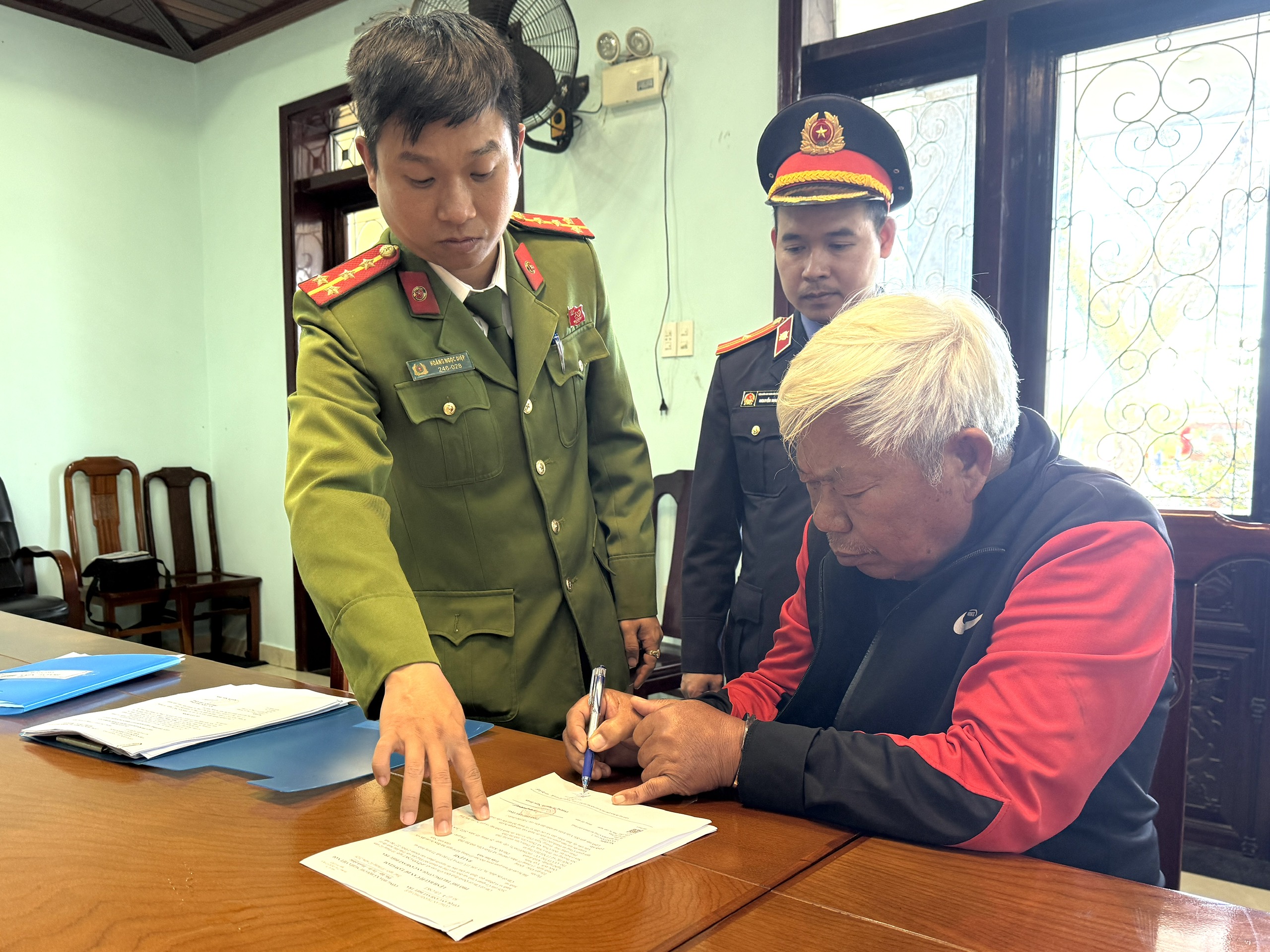 Huế khởi tố Giám đốc vì khai thác cao lanh lậu gây thiệt hại tiền tỉ - Ảnh 2.