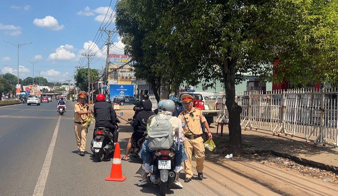 Tiếp sức hàng ngàn chai nước, bánh cho người dân trên đường về quê đón tết- Ảnh 8.