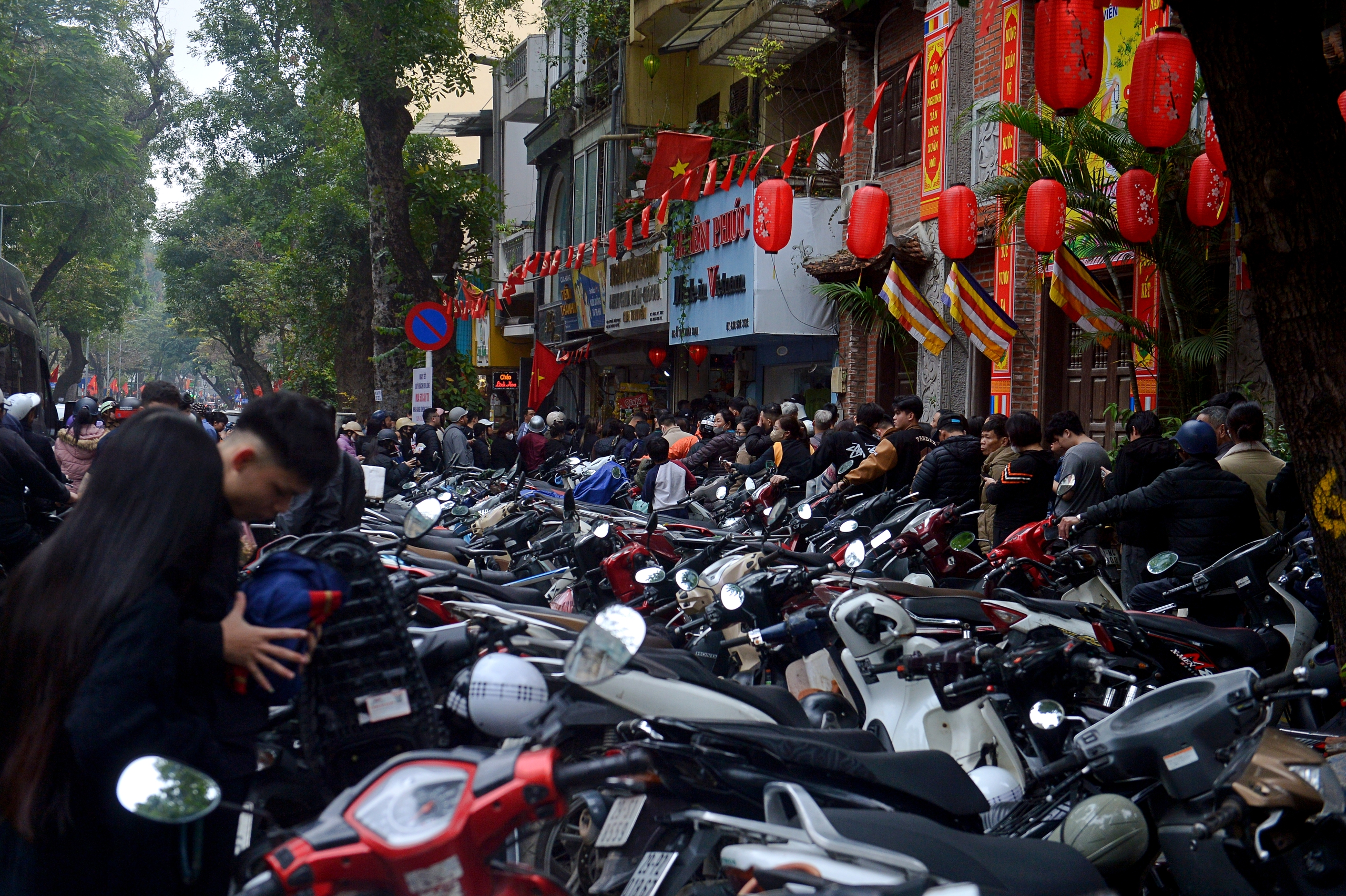 Người d&acirc;n xếp h&agrave;ng d&agrave;i cả trăm m&eacute;t mua nem chua ở H&agrave; Nội- Ảnh 1.