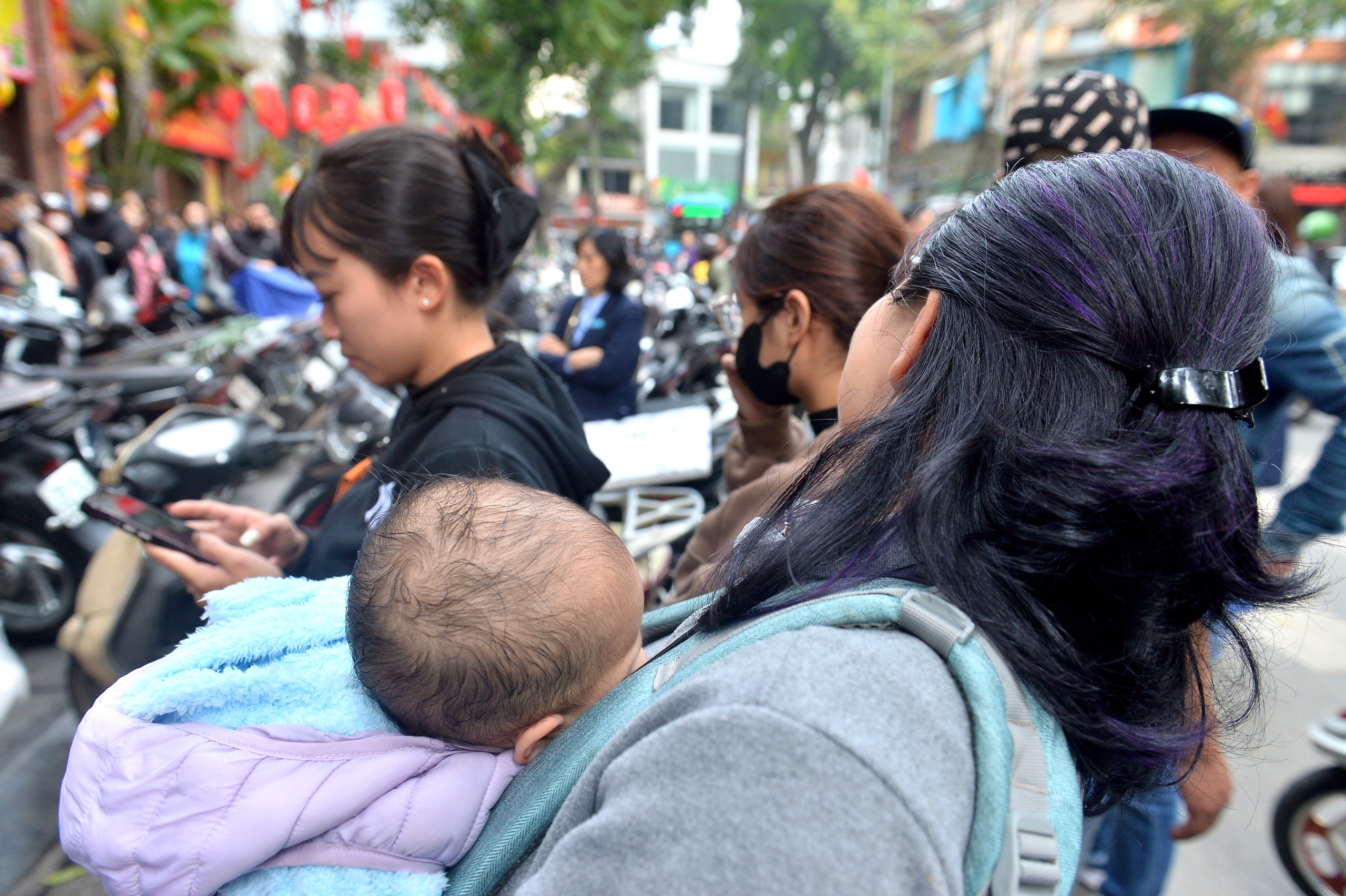 Người d&acirc;n xếp h&agrave;ng d&agrave;i cả trăm m&eacute;t mua nem chua ở H&agrave; Nội- Ảnh 9.