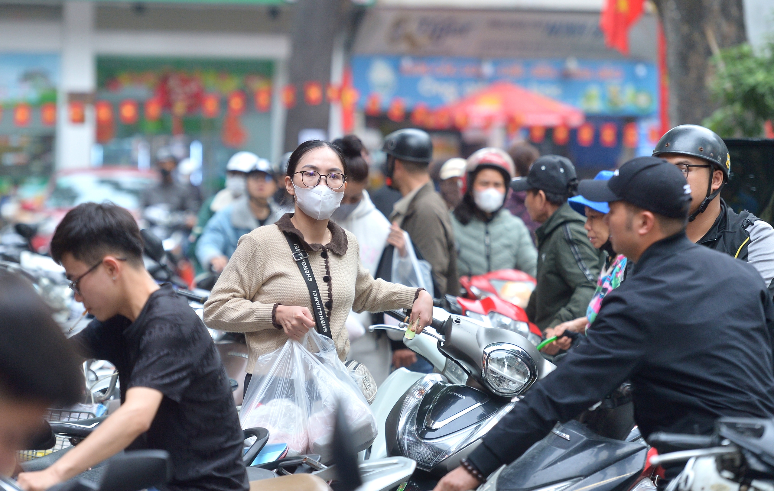 Người d&acirc;n xếp h&agrave;ng d&agrave;i cả trăm m&eacute;t mua nem chua ở H&agrave; Nội- Ảnh 12.