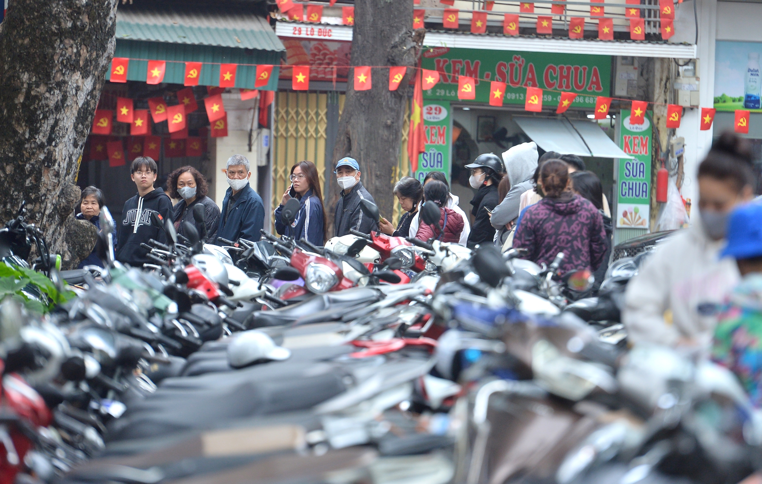 Người d&acirc;n xếp h&agrave;ng d&agrave;i cả trăm m&eacute;t mua nem chua ở H&agrave; Nội- Ảnh 13.