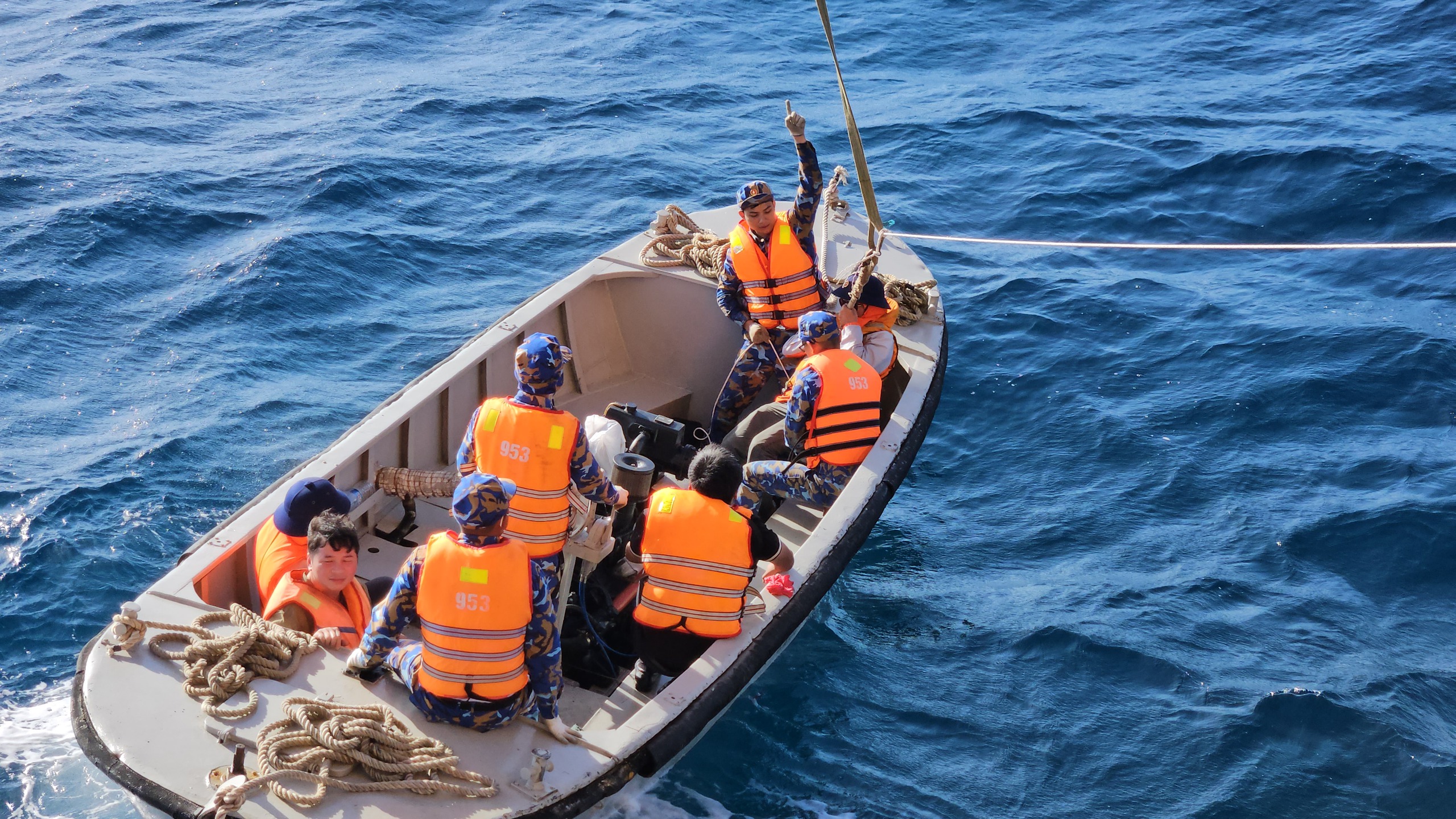 Trải nghiệm đu dây lên nhà giàn DK1 giữa biển khơi đầy phấn khích năm 2026 - Ảnh 5.