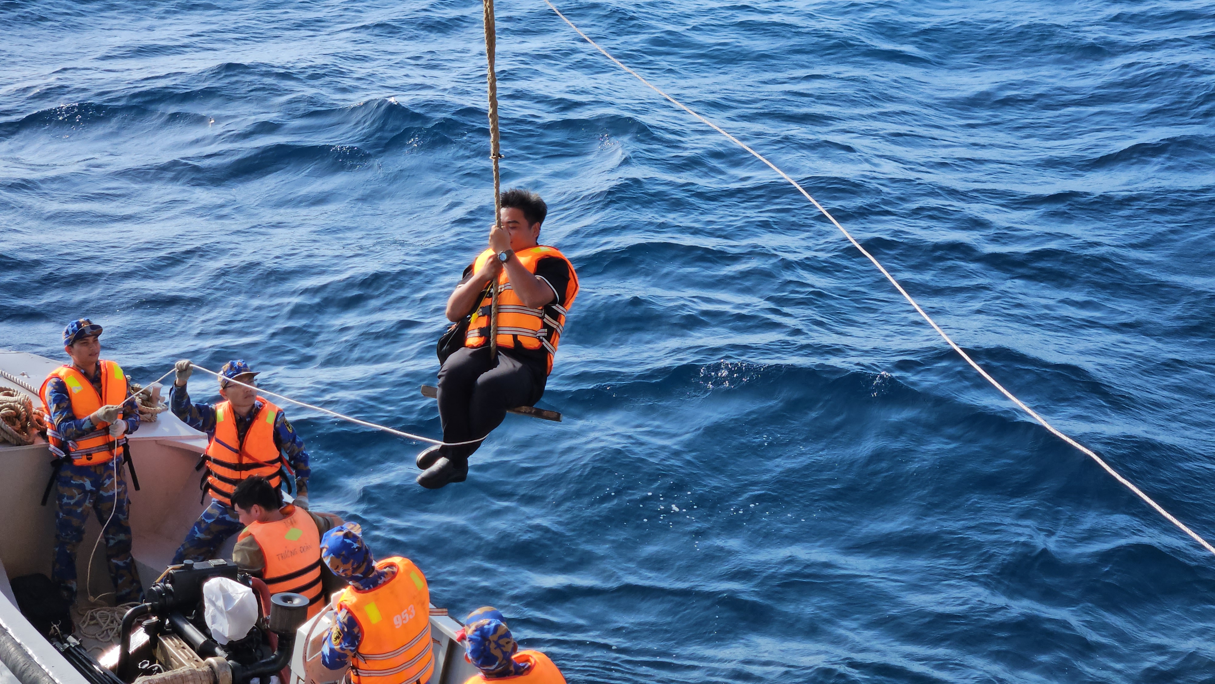 Trải nghiệm đu dây lên nhà giàn DK1 giữa biển khơi đầy phấn khích năm 2026 - Ảnh 16.