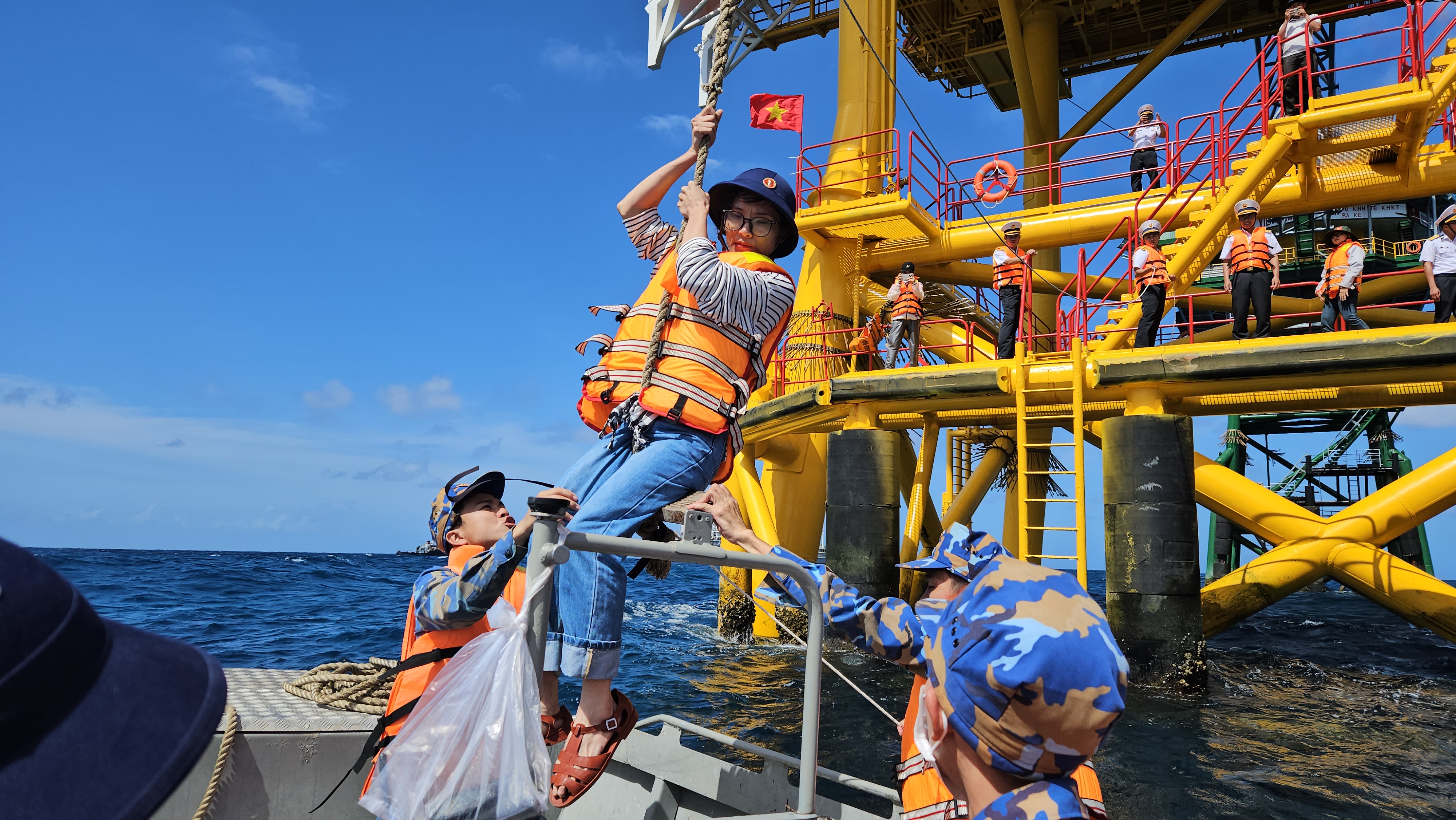Trải nghiệm đu dây lên nhà giàn DK1 giữa biển khơi đầy phấn khích năm 2026 - Ảnh 14.