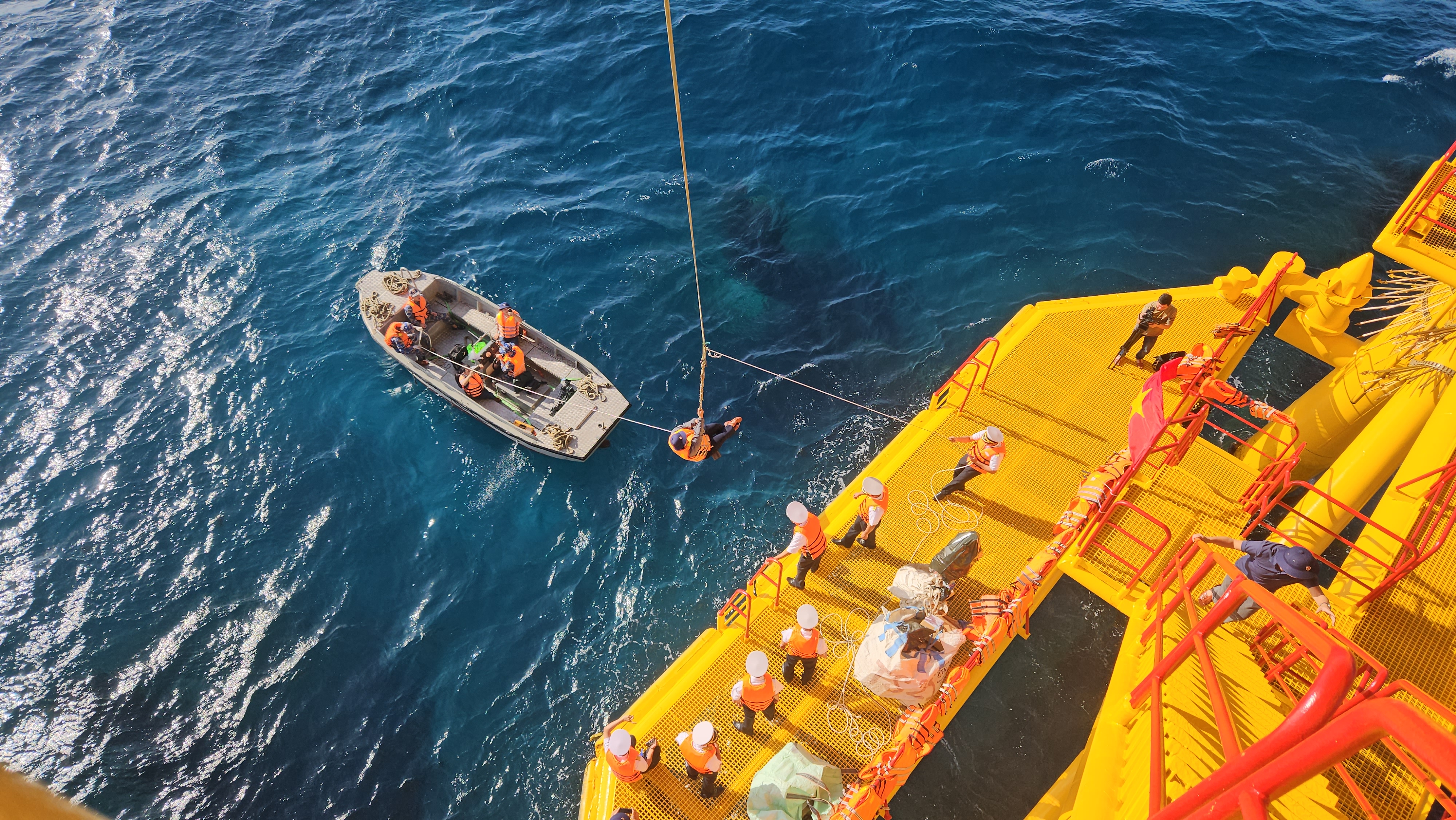 Trải nghiệm đu dây lên nhà giàn DK1 giữa biển khơi đầy phấn khích năm 2026 - Ảnh 10.