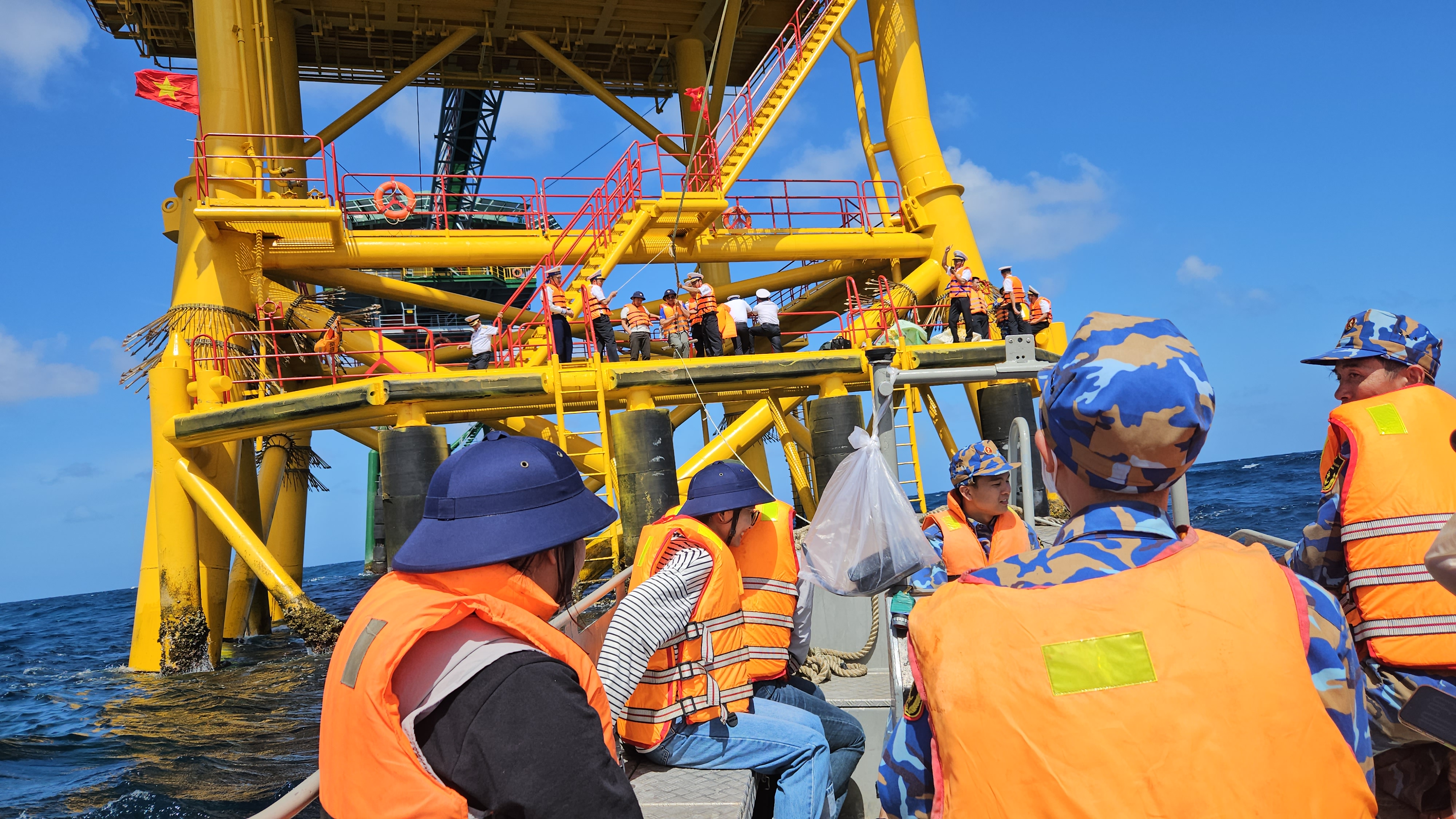 Trải nghiệm đu dây lên nhà giàn DK1 giữa biển khơi đầy phấn khích năm 2026 - Ảnh 1.