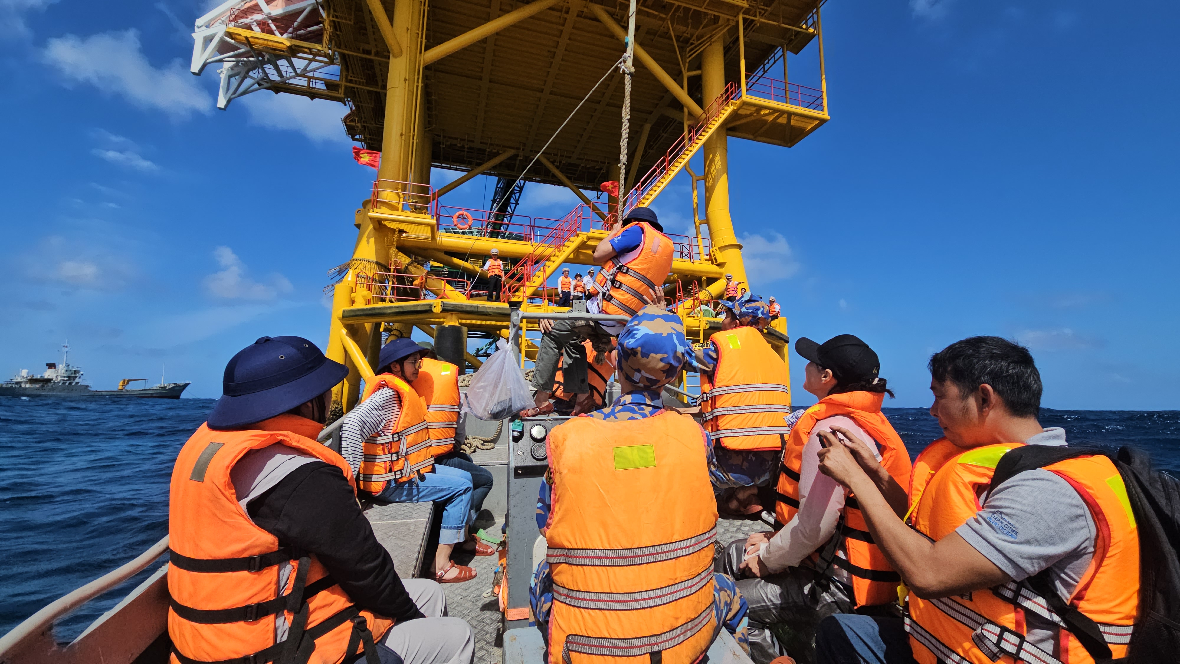 Trải nghiệm đu dây lên nhà giàn DK1 giữa biển khơi đầy phấn khích năm 2026 - Ảnh 12.