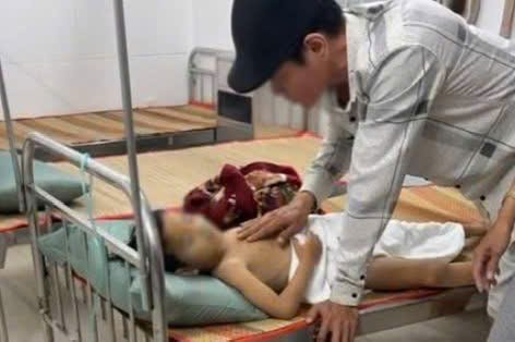 Đi dự tiệc tất ni&ecirc;n, nh&acirc;n vi&ecirc;n cứu hộ cứu được b&eacute; trai đuối nước ở biển - Ảnh 1.