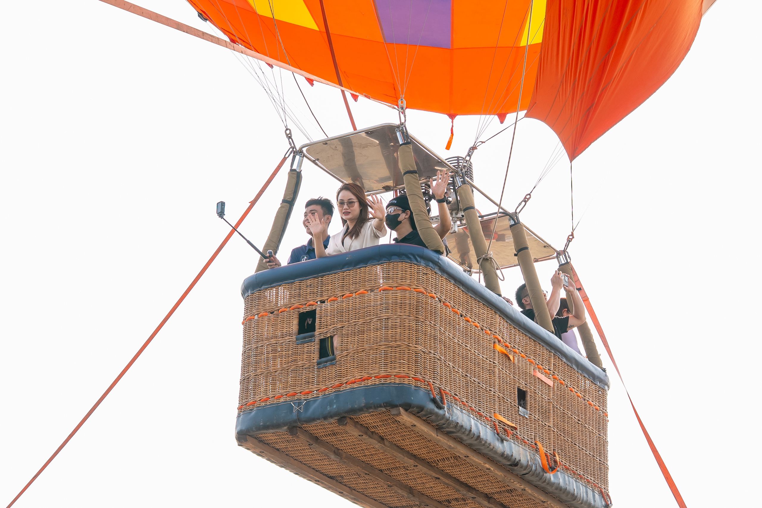 Xu khách đổ về Cần Giờ vui xuân, check-in mai đào- Ảnh 2.