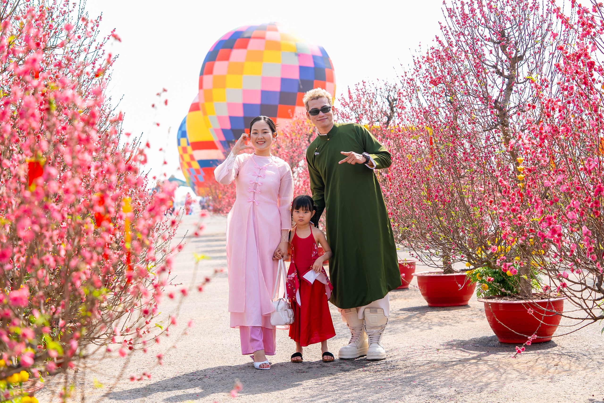 Xu khách đổ về Cần Giờ vui xuân, check-in mai đào- Ảnh 1.