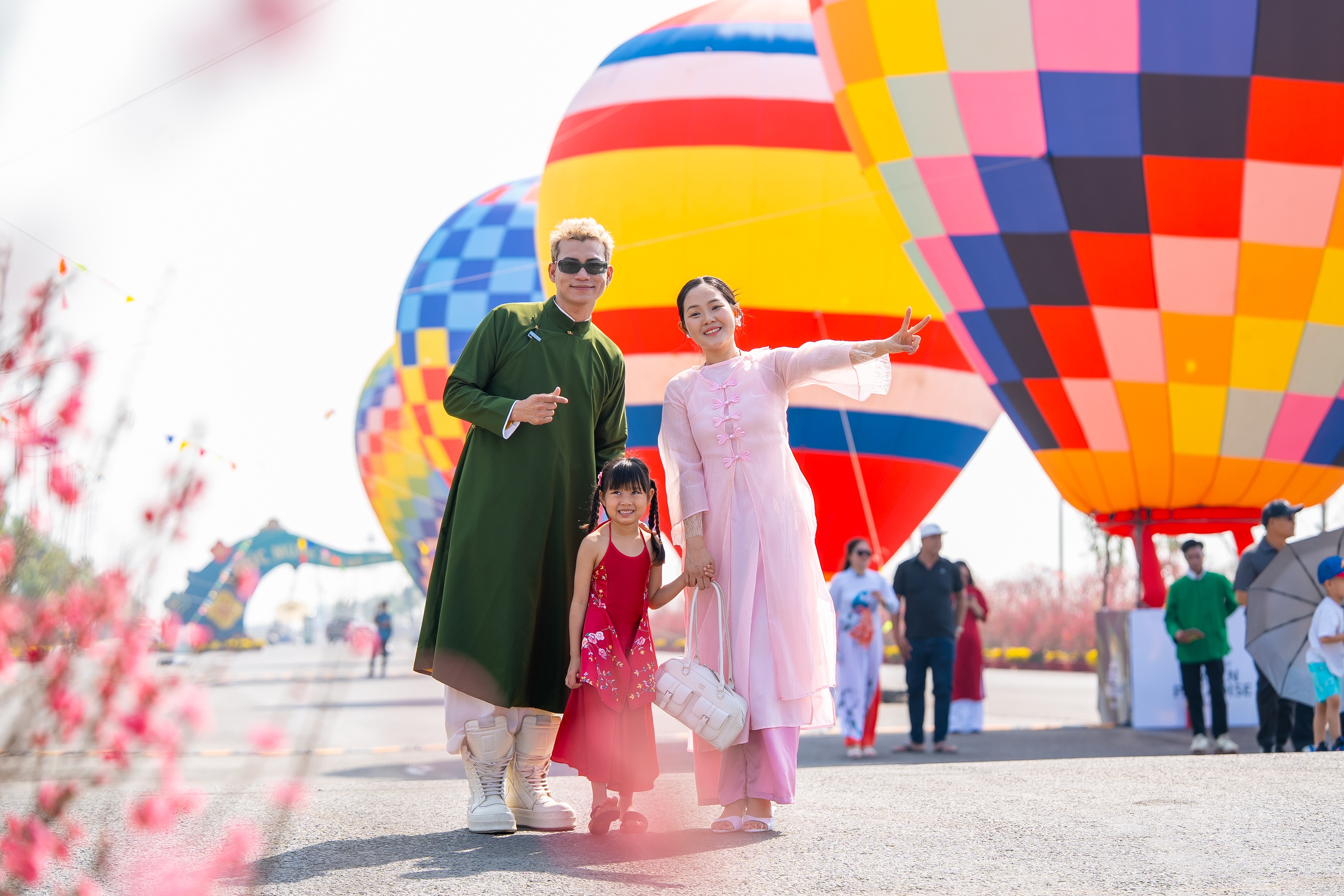 Xu khách đổ về Cần Giờ vui xuân, check-in mai đào- Ảnh 10.