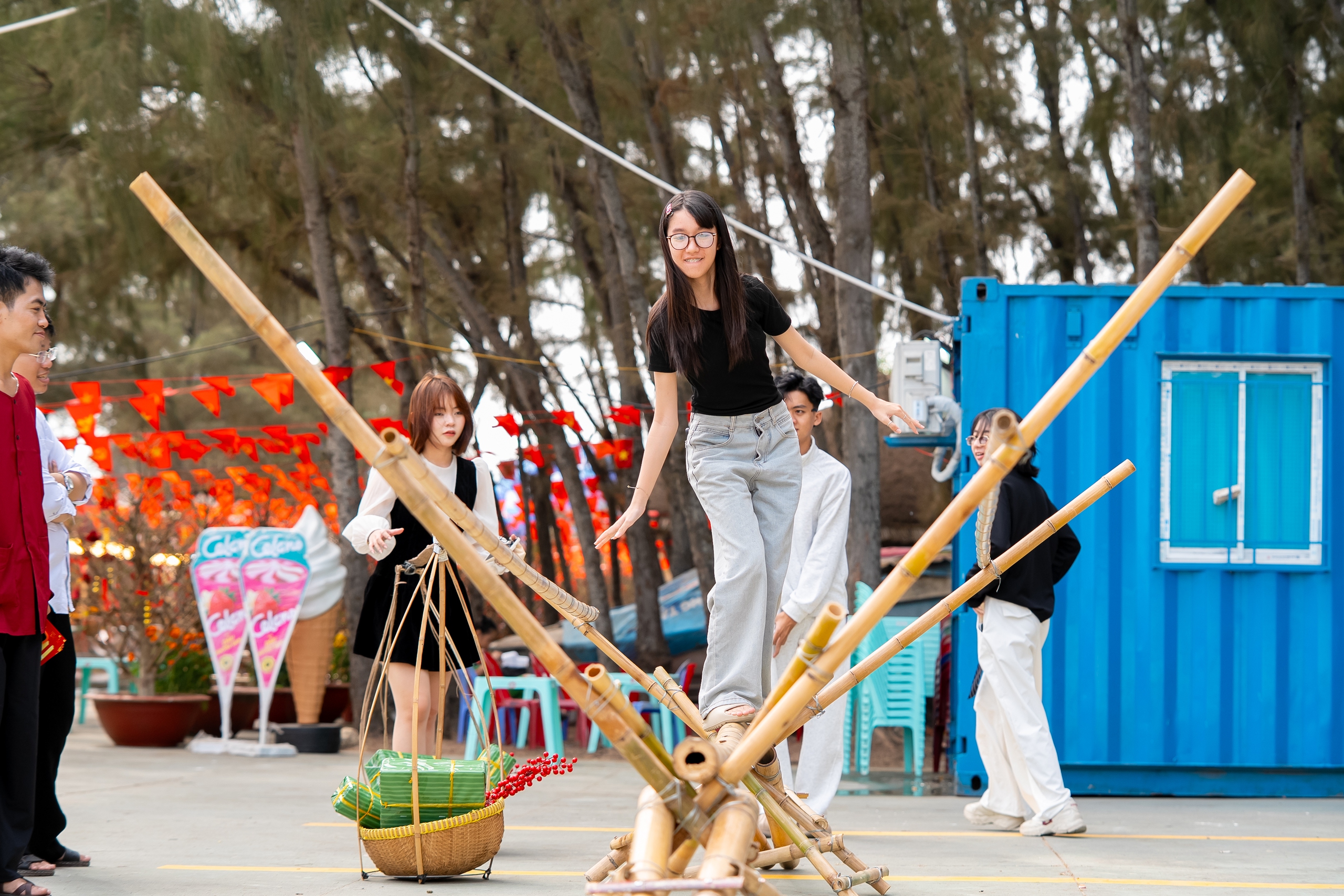 Xu khách đổ về Cần Giờ vui xuân, check-in mai đào- Ảnh 4.